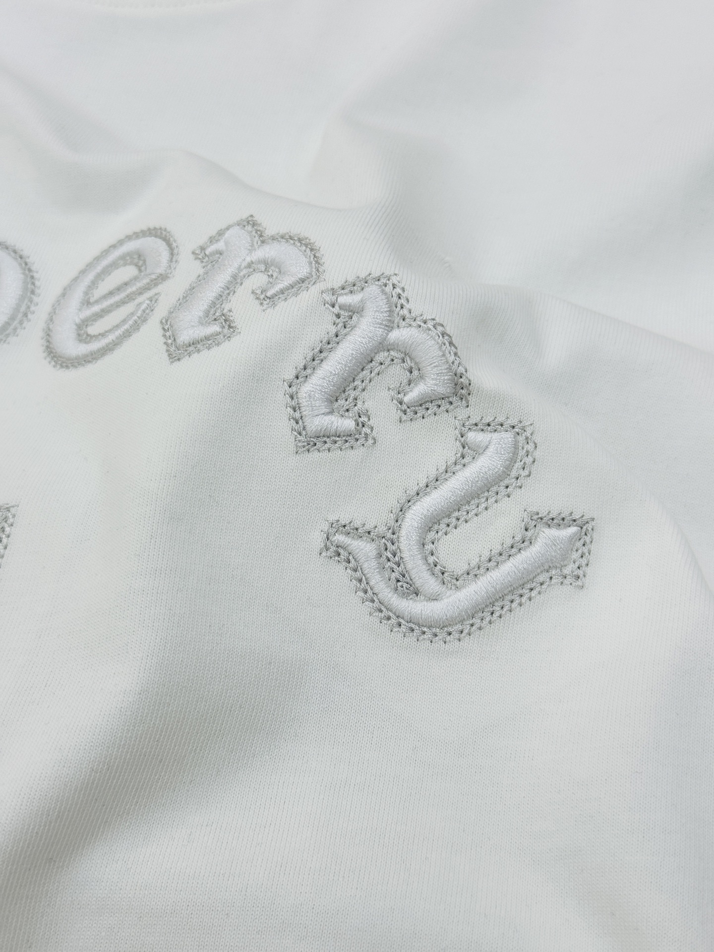 Burberry巴宝莉新品刺绣T恤.男女同款.胸前经典刺绣Logo设计，正面有品牌名称和骑士徽标，英伦风