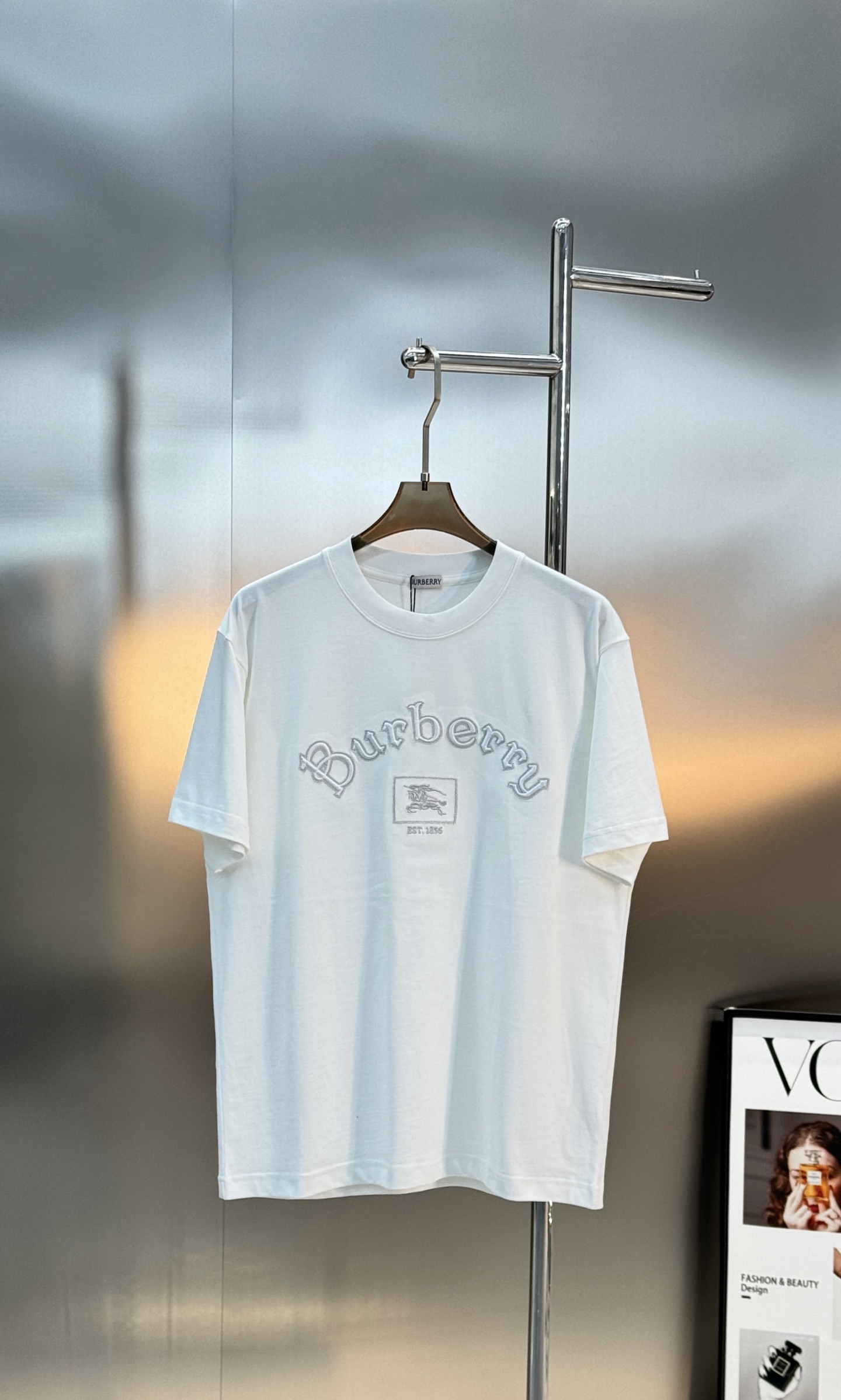 Burberry巴宝莉新品刺绣T恤.男女同款.胸前经典刺绣Logo设计，正面有品牌名称和骑士徽标，英伦风