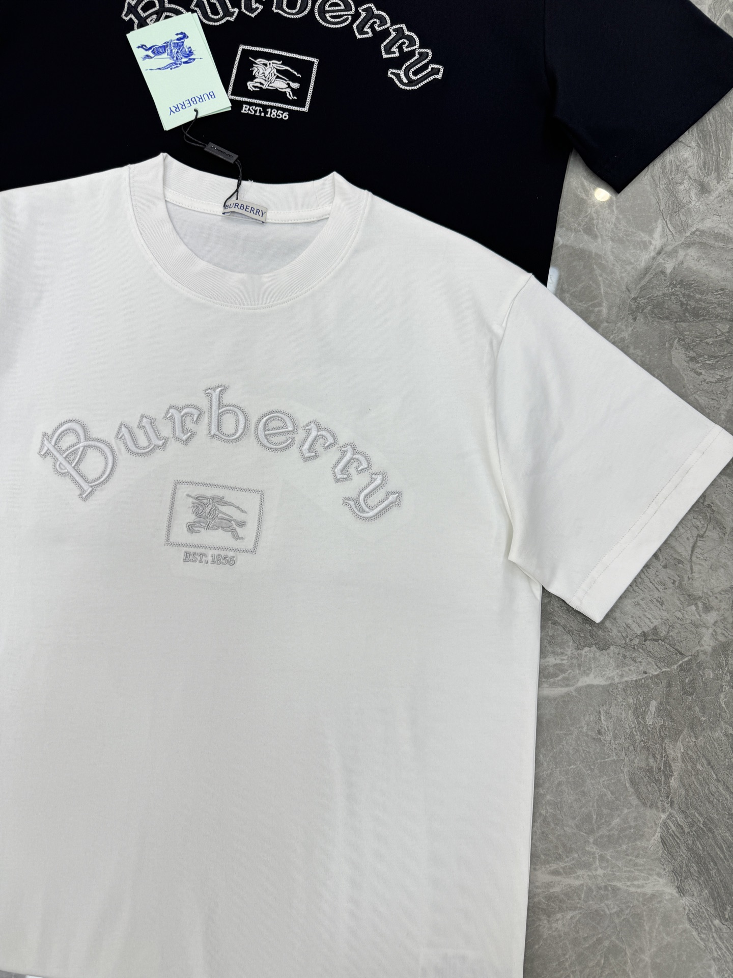 Burberry巴宝莉新品刺绣T恤.男女同款.胸前经典刺绣Logo设计，正面有品牌名称和骑士徽标，英伦风