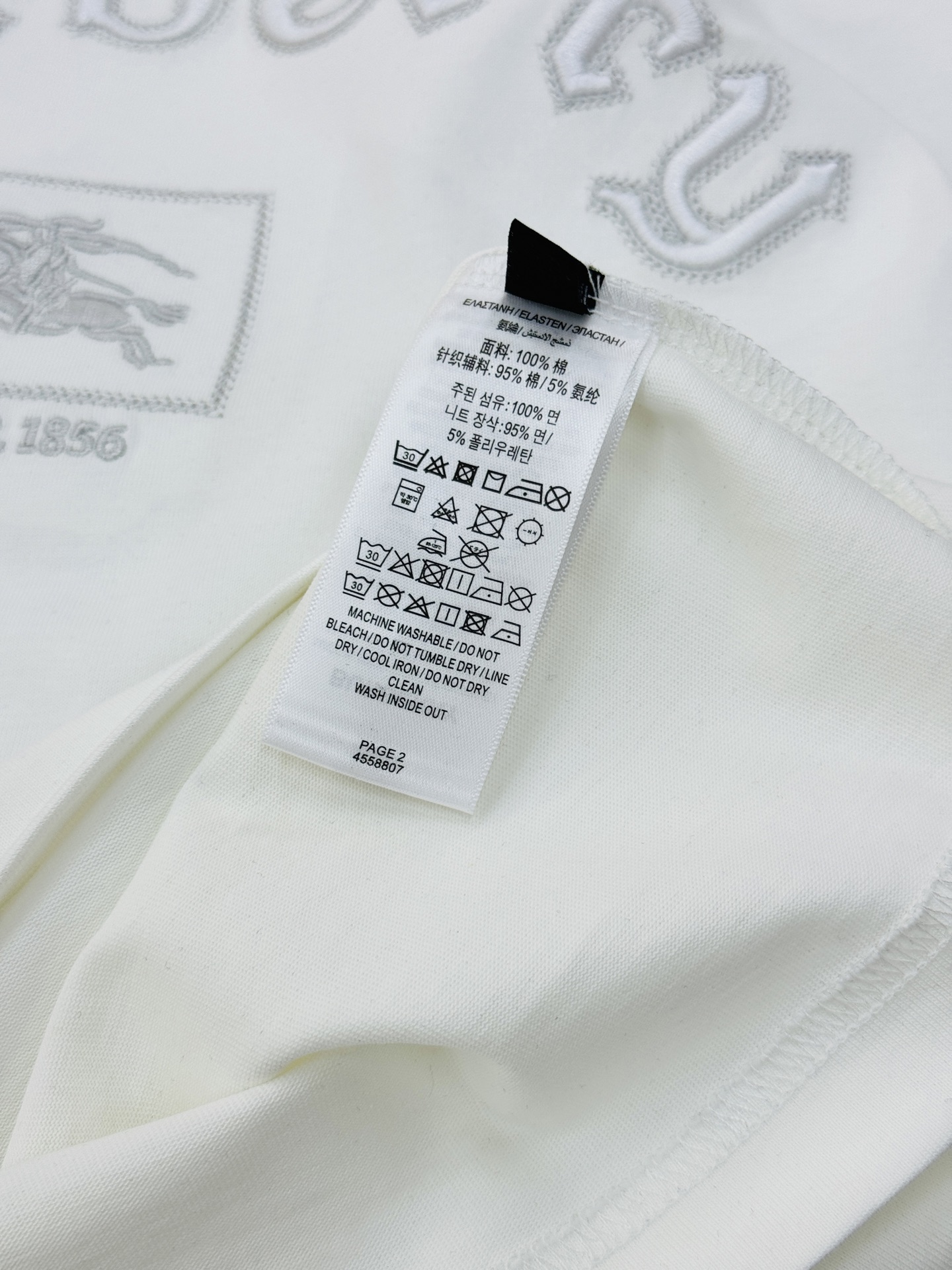 Burberry巴宝莉新品刺绣T恤.男女同款.胸前经典刺绣Logo设计，正面有品牌名称和骑士徽标，英伦风