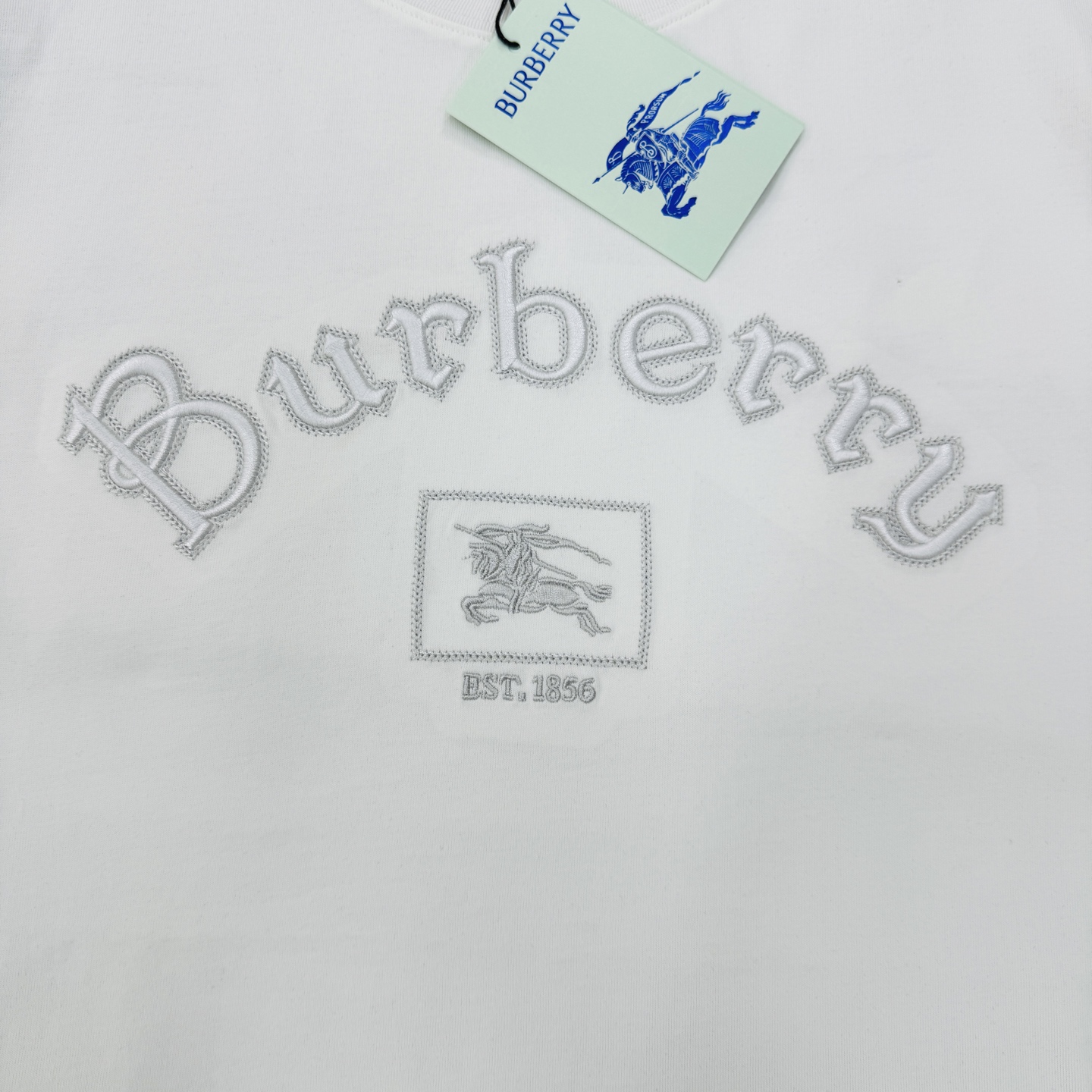 Burberry巴宝莉新品刺绣T恤.男女同款.胸前经典刺绣Logo设计，正面有品牌名称和骑士徽标，英伦风