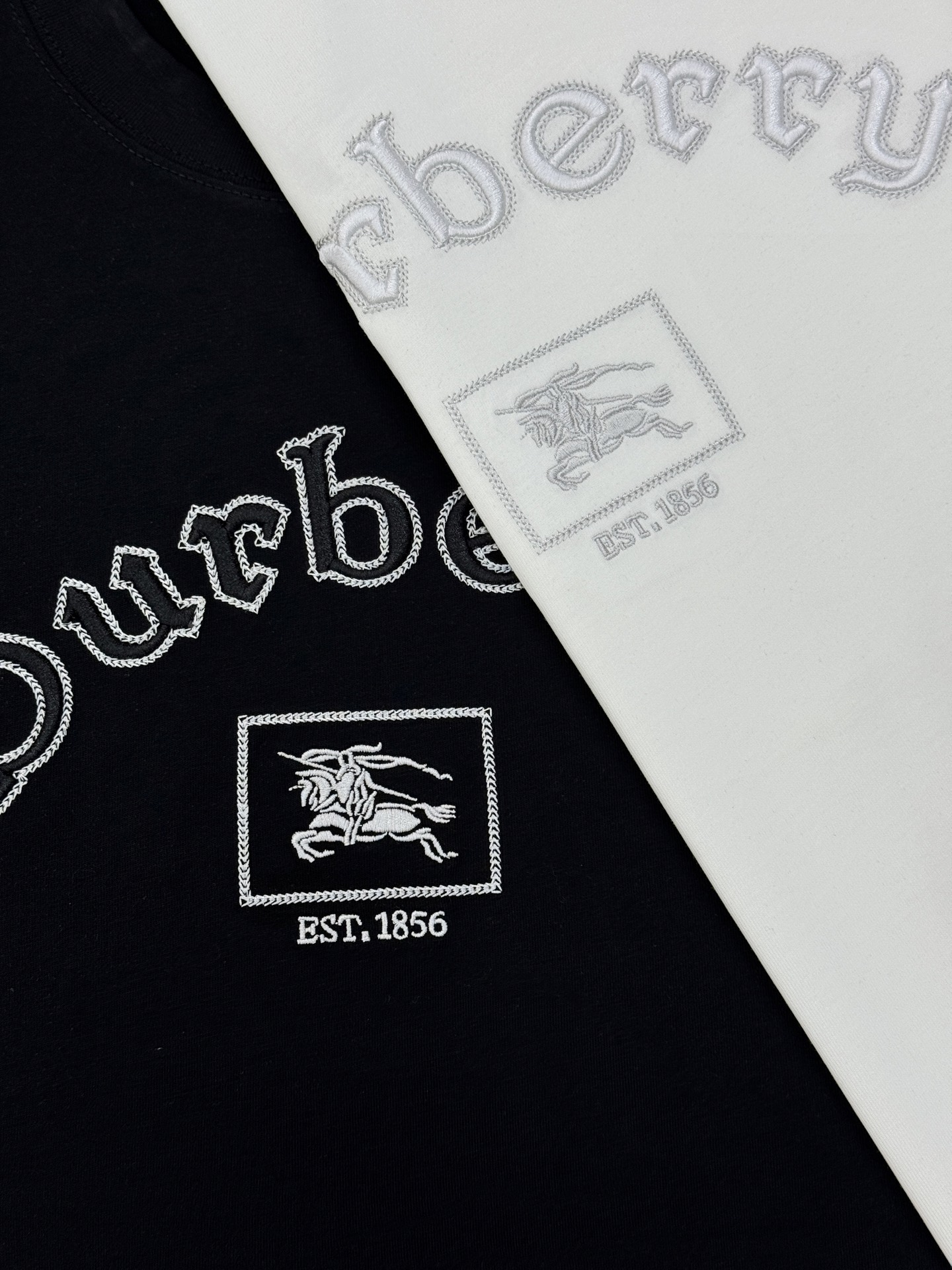 Burberry巴宝莉新品刺绣T恤.男女同款.胸前经典刺绣Logo设计，正面有品牌名称和骑士徽标，英伦风