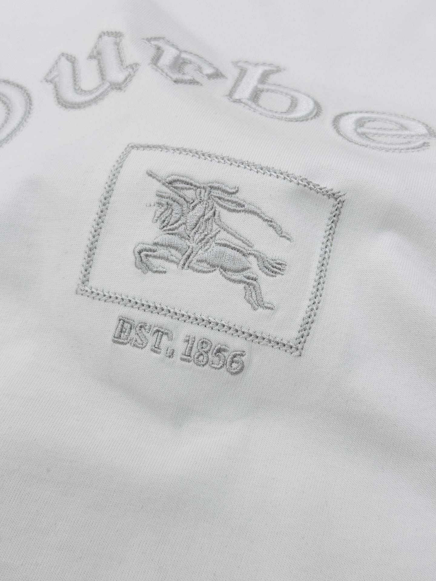 Burberry巴宝莉新品刺绣T恤.男女同款.胸前经典刺绣Logo设计，正面有品牌名称和骑士徽标，英伦风