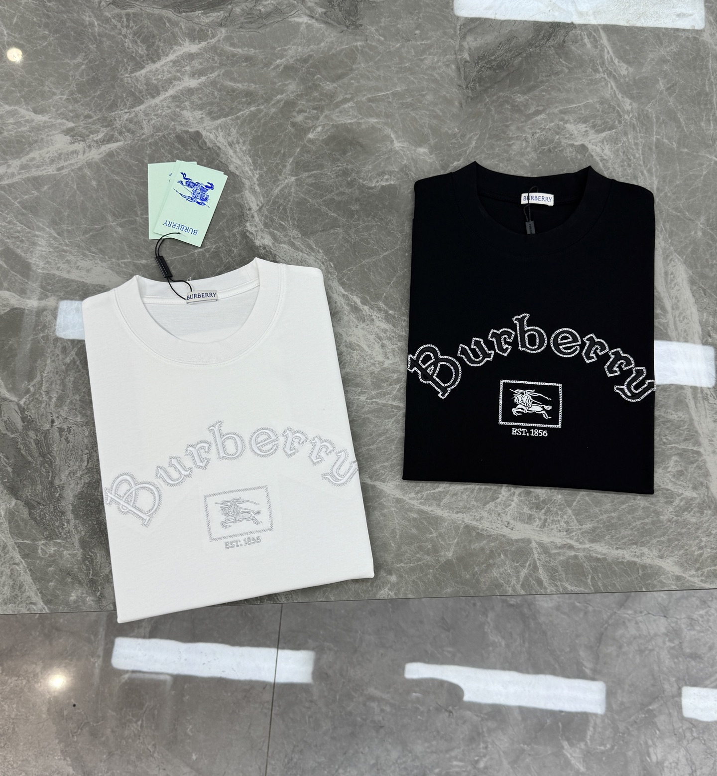 Burberry巴宝莉新品刺绣T恤.男女同款.胸前经典刺绣Logo设计，正面有品牌名称和骑士徽标，英伦风