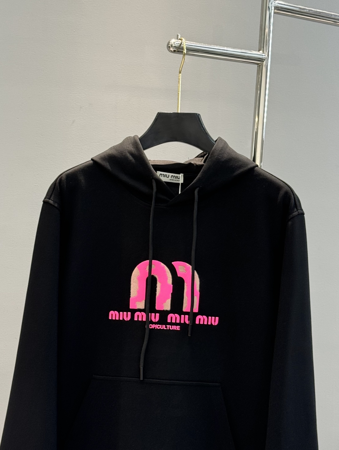 Miu Miu缪缪新款连帽卫衣，正面粉色Logo超吸睛，高温立体烫画工艺.色彩搭配简约又时髦!超舒适天丝