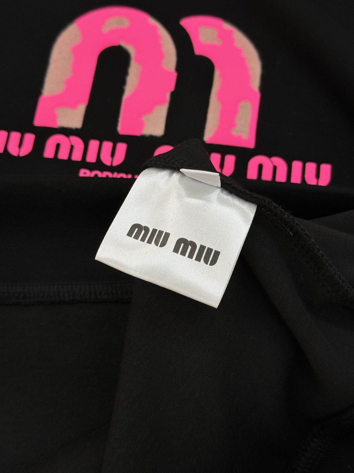 Miu Miu缪缪新款连帽卫衣，正面粉色Logo超吸睛，高温立体烫画工艺.色彩搭配简约又时髦!超舒适天丝