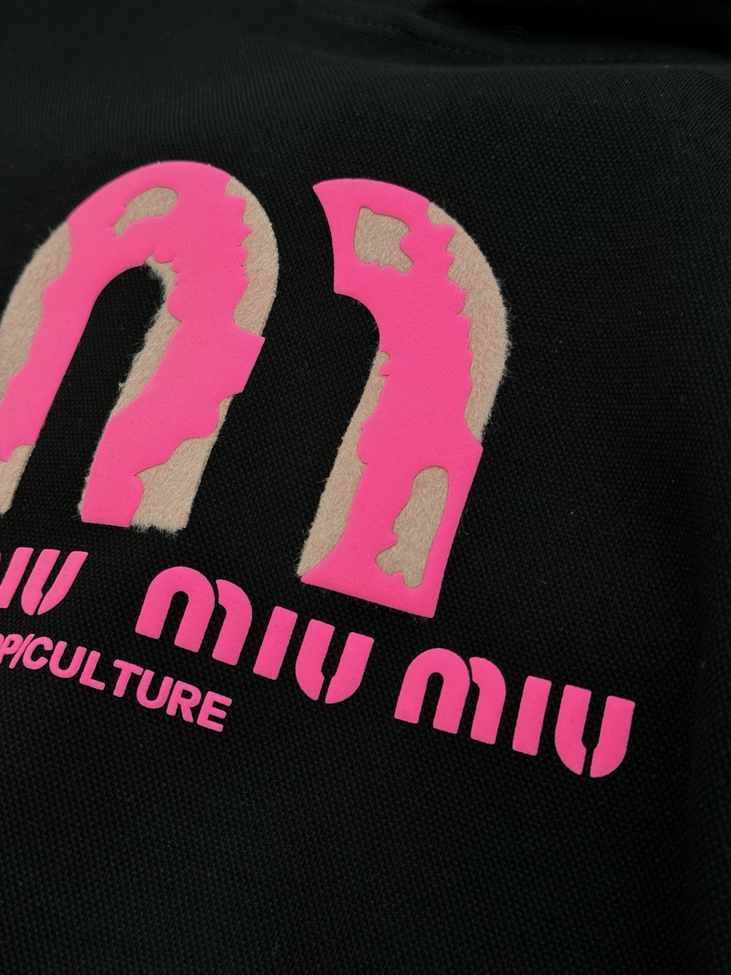 Miu Miu缪缪新款连帽卫衣，正面粉色Logo超吸睛，高温立体烫画工艺.色彩搭配简约又时髦!超舒适天丝