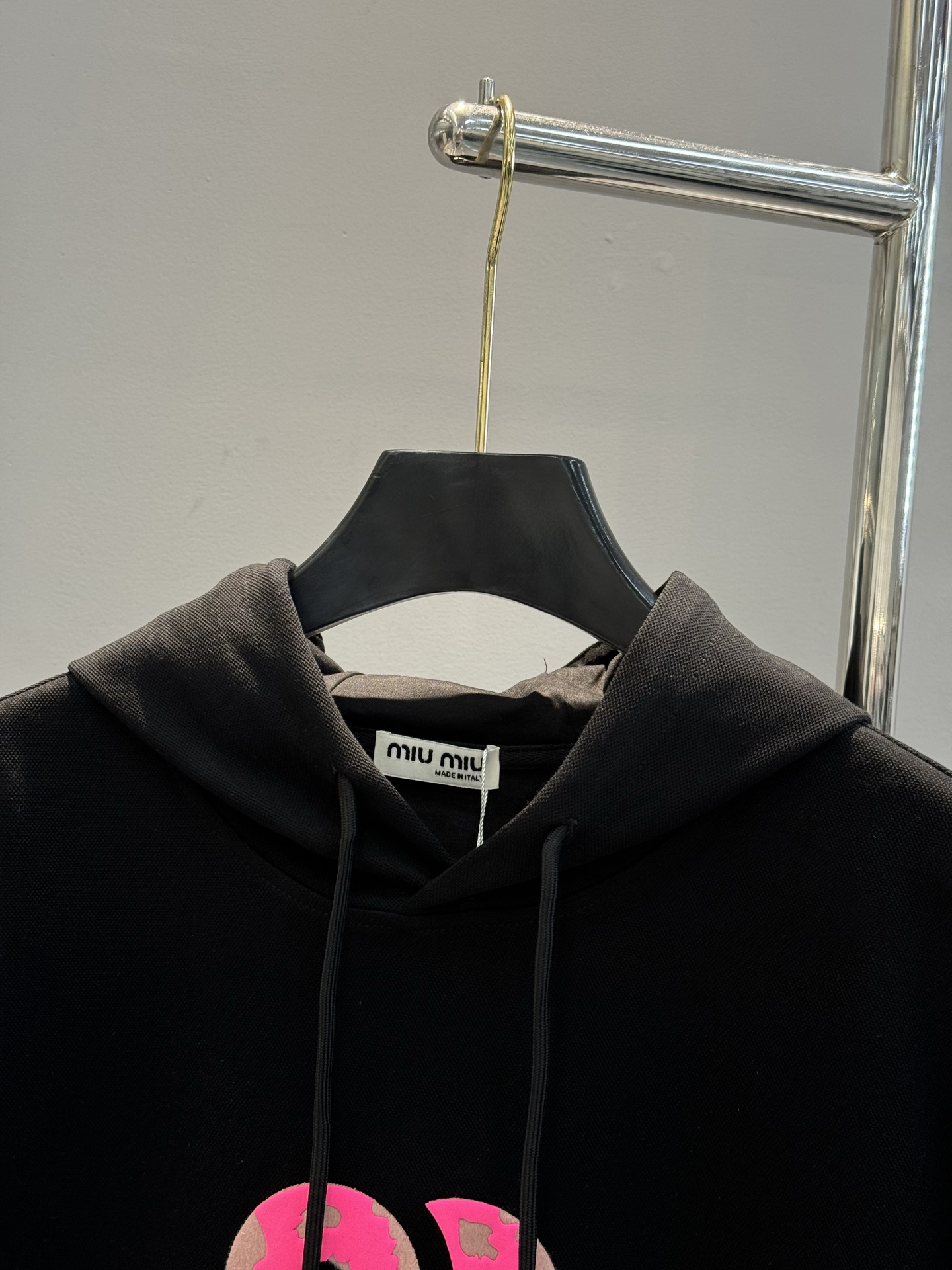 Miu Miu缪缪新款连帽卫衣，正面粉色Logo超吸睛，高温立体烫画工艺.色彩搭配简约又时髦!超舒适天丝