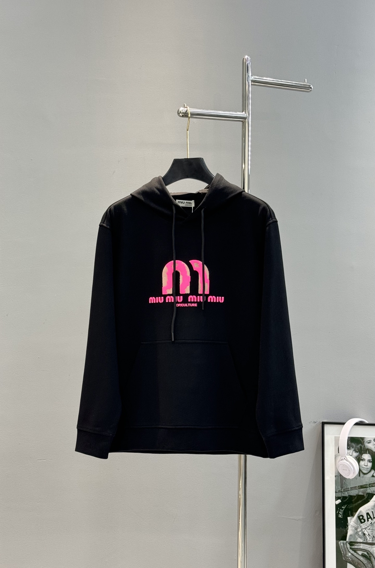 Miu Miu缪缪新款连帽卫衣，正面粉色Logo超吸睛，高温立体烫画工艺.色彩搭配简约又时髦!超舒适天丝