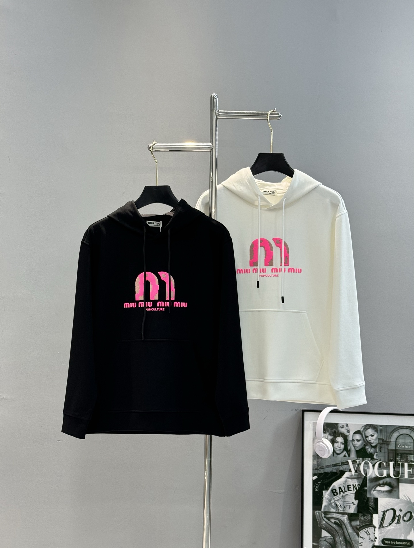 Miu Miu缪缪新款连帽卫衣，正面粉色Logo超吸睛，高温立体烫画工艺.色彩搭配简约又时髦!超舒适天丝