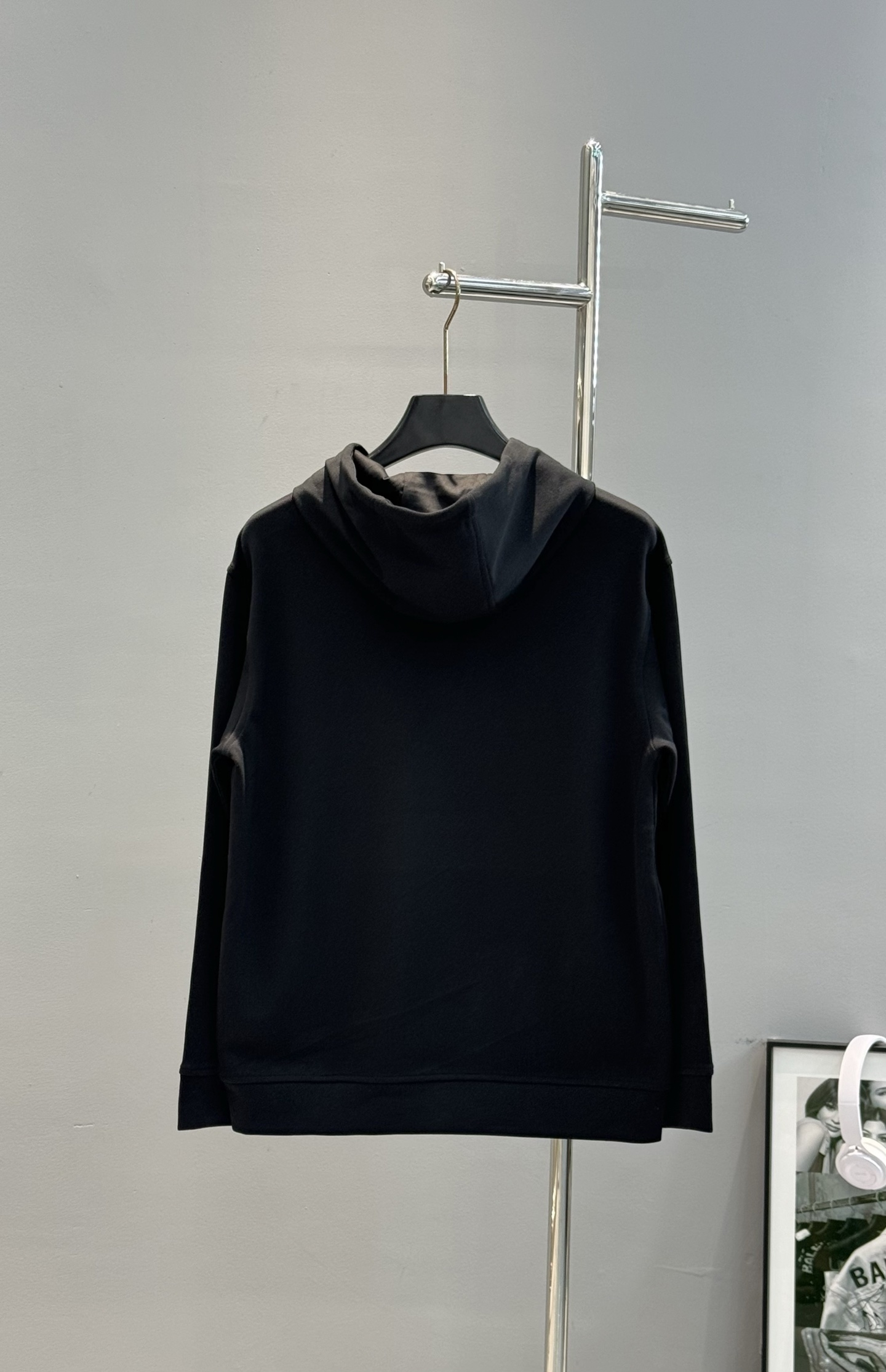 Miu Miu缪缪新款连帽卫衣，正面粉色Logo超吸睛，高温立体烫画工艺.色彩搭配简约又时髦!超舒适天丝