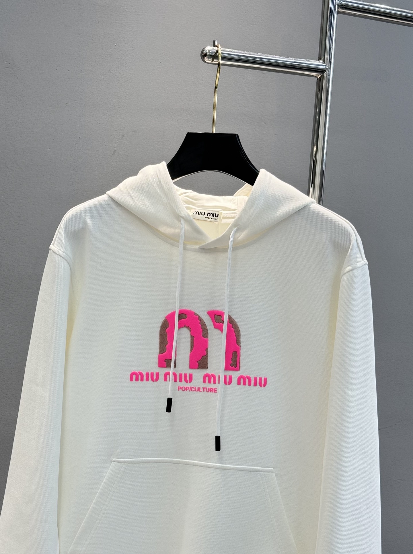 Miu Miu缪缪新款连帽卫衣，正面粉色Logo超吸睛，高温立体烫画工艺.色彩搭配简约又时髦!超舒适天丝