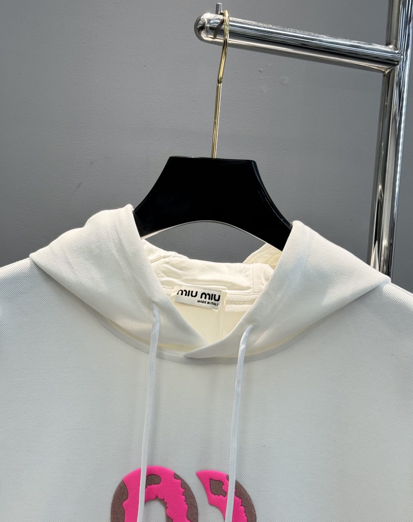 Miu Miu缪缪新款连帽卫衣，正面粉色Logo超吸睛，高温立体烫画工艺.色彩搭配简约又时髦!超舒适天丝
