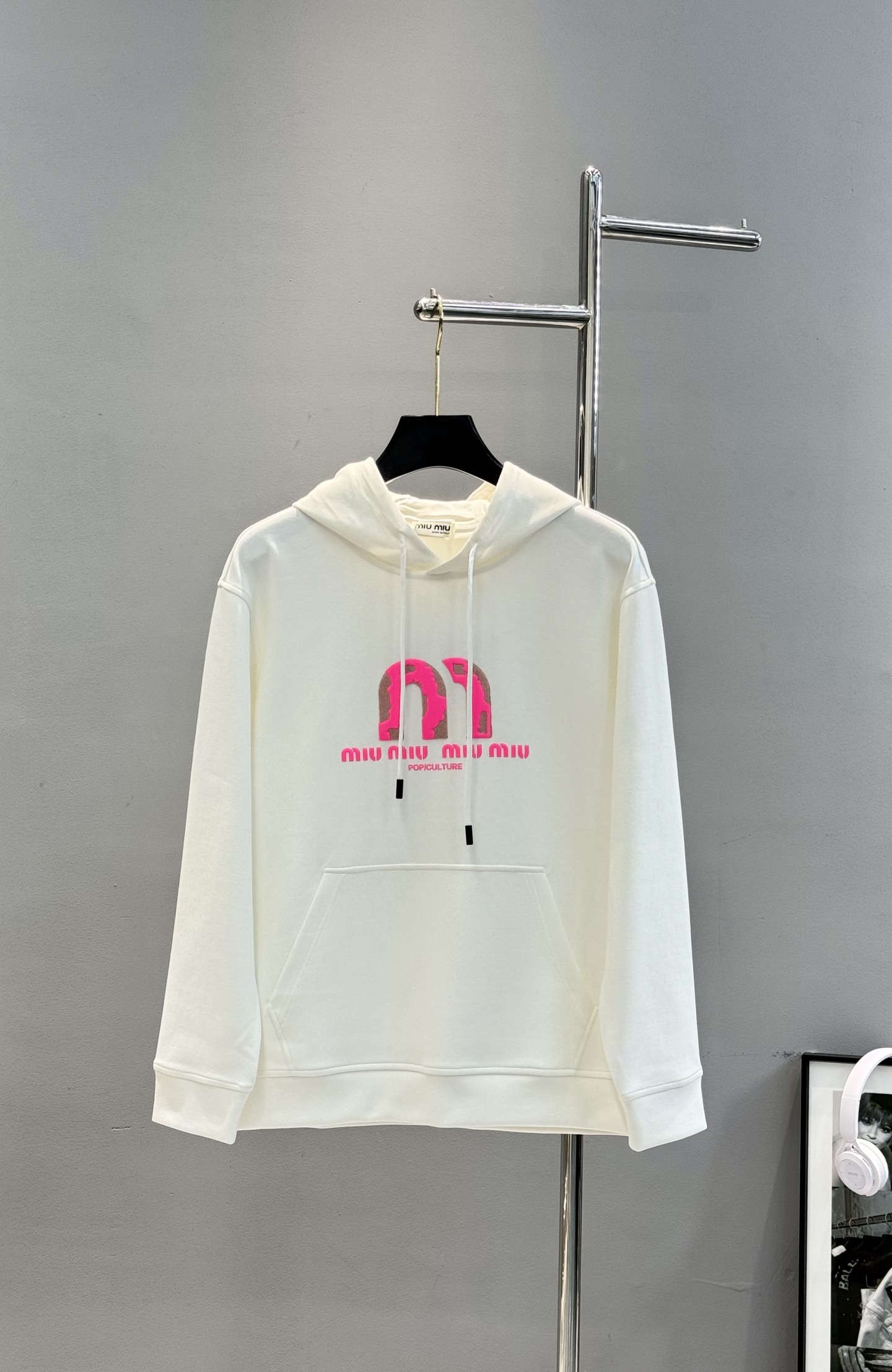 Miu Miu缪缪新款连帽卫衣，正面粉色Logo超吸睛，高温立体烫画工艺.色彩搭配简约又时髦!超舒适天丝