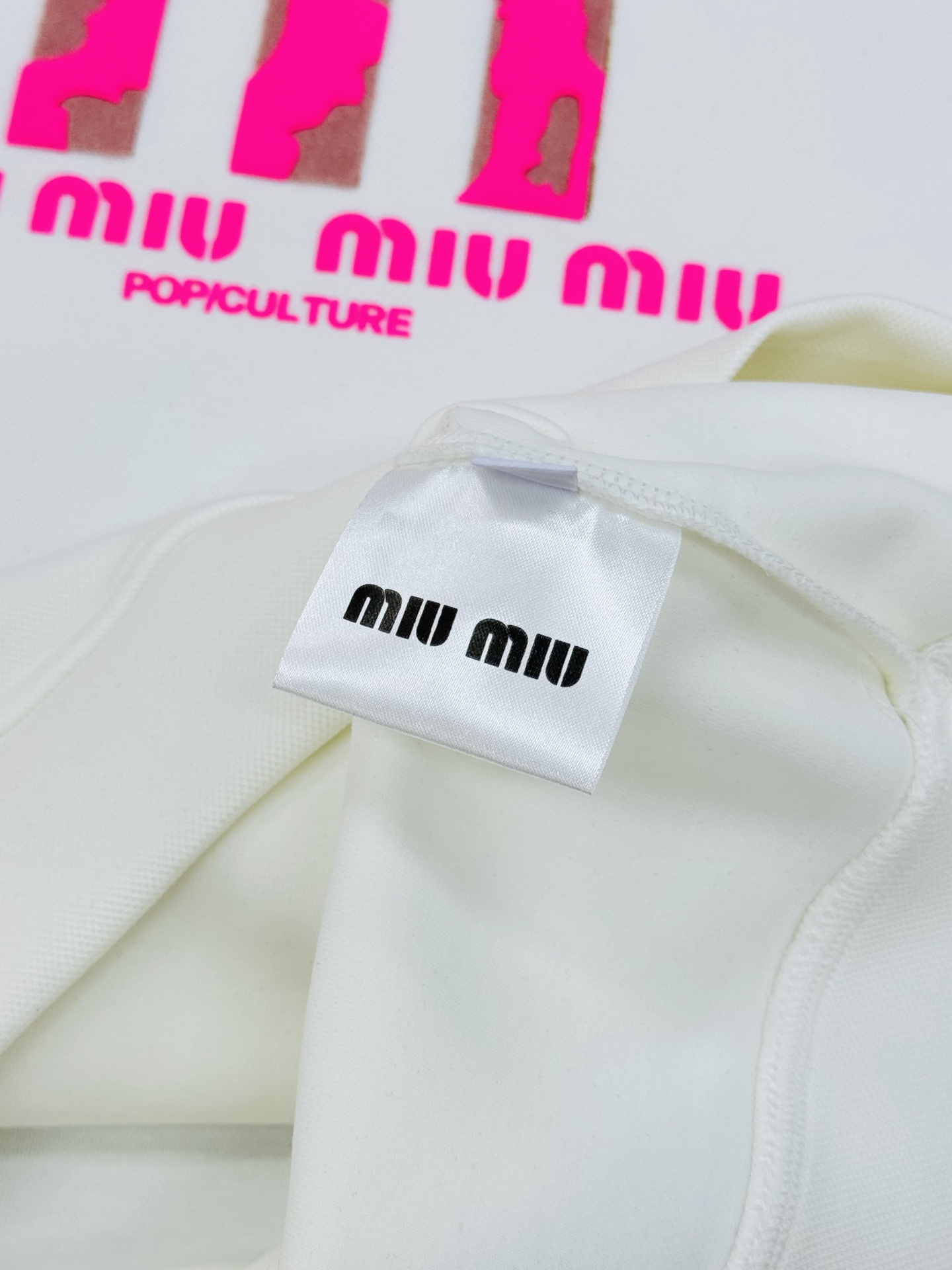 Miu Miu缪缪新款连帽卫衣，正面粉色Logo超吸睛，高温立体烫画工艺.色彩搭配简约又时髦!超舒适天丝