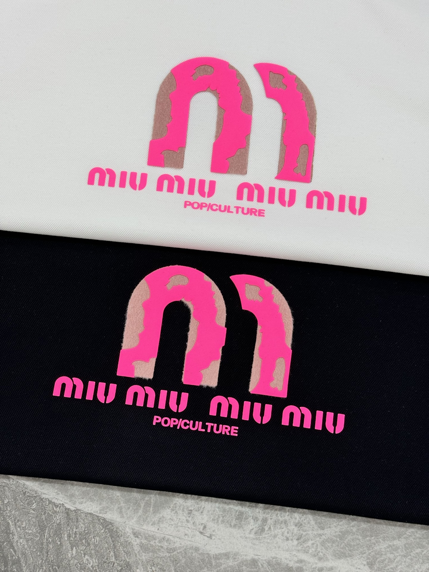 Miu Miu缪缪新款连帽卫衣，正面粉色Logo超吸睛，高温立体烫画工艺.色彩搭配简约又时髦!超舒适天丝