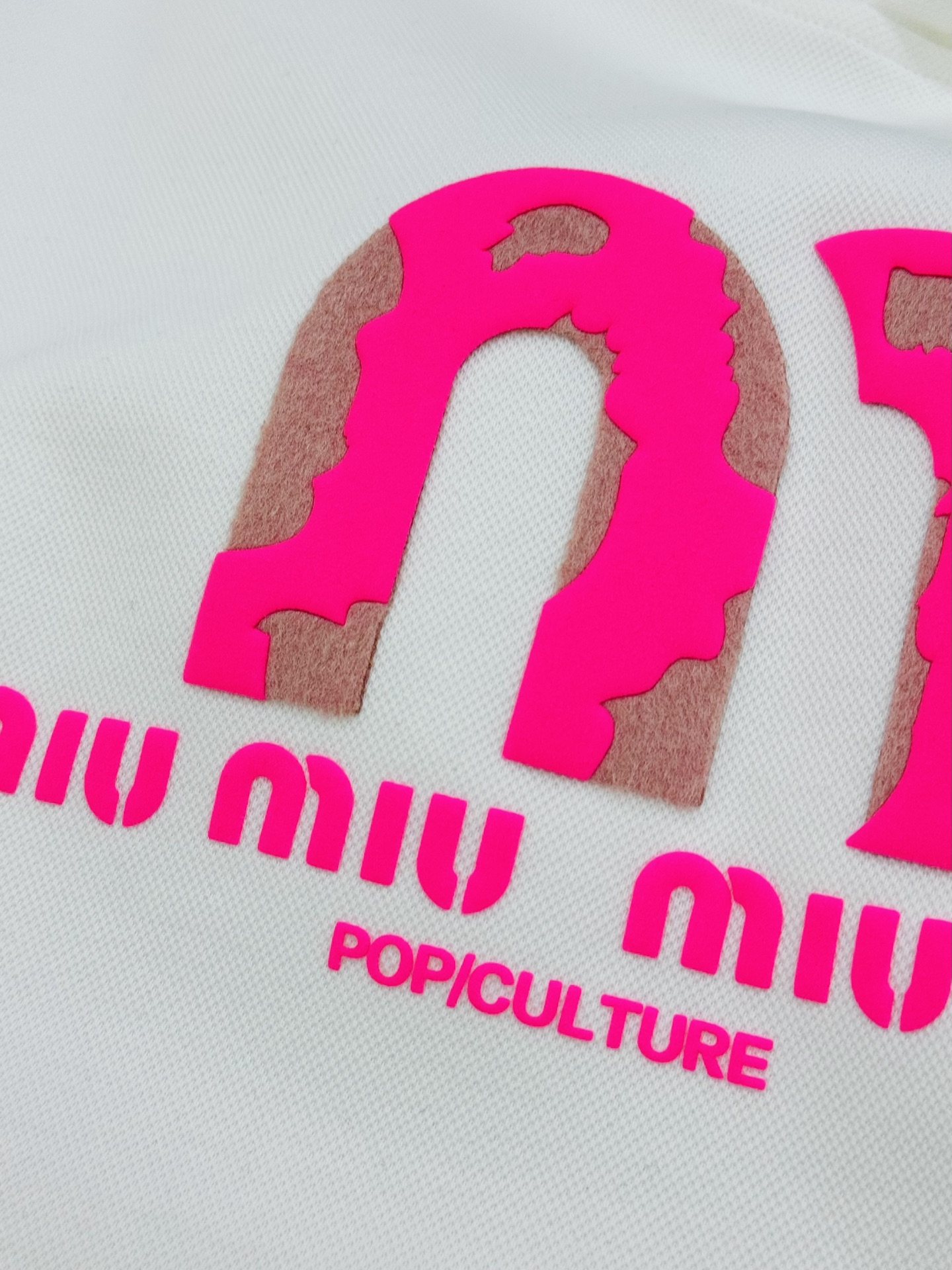 Miu Miu缪缪新款连帽卫衣，正面粉色Logo超吸睛，高温立体烫画工艺.色彩搭配简约又时髦!超舒适天丝