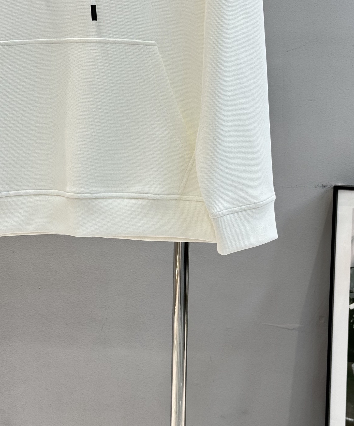 Miu Miu缪缪新款连帽卫衣，正面粉色Logo超吸睛，高温立体烫画工艺.色彩搭配简约又时髦!超舒适天丝