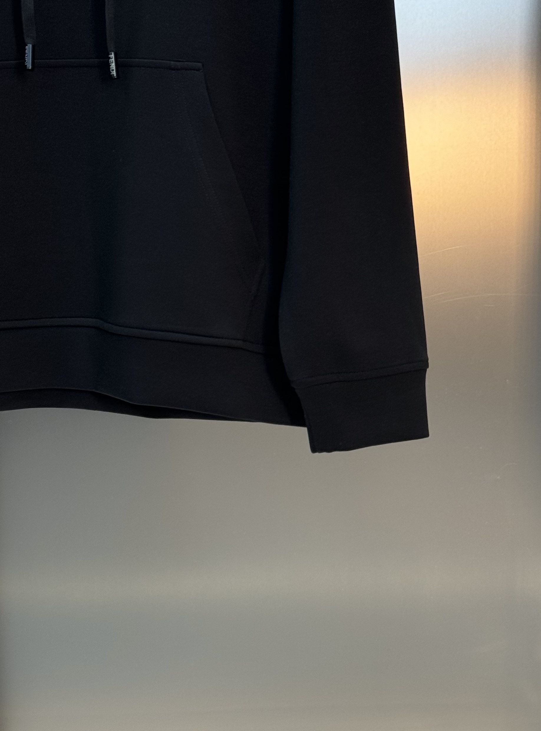 FENDI芬迪新款连帽卫衣，棉莫柔软棉质面料，舒适又保暖，日常穿搭超百搭!正面有经典“FENDI字样+小