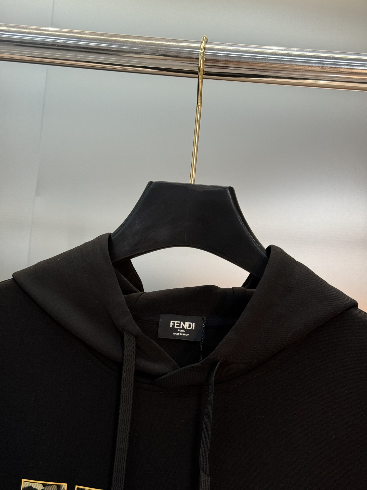 FENDI芬迪新款连帽卫衣，棉莫柔软棉质面料，舒适又保暖，日常穿搭超百搭!正面有经典“FENDI字样+小