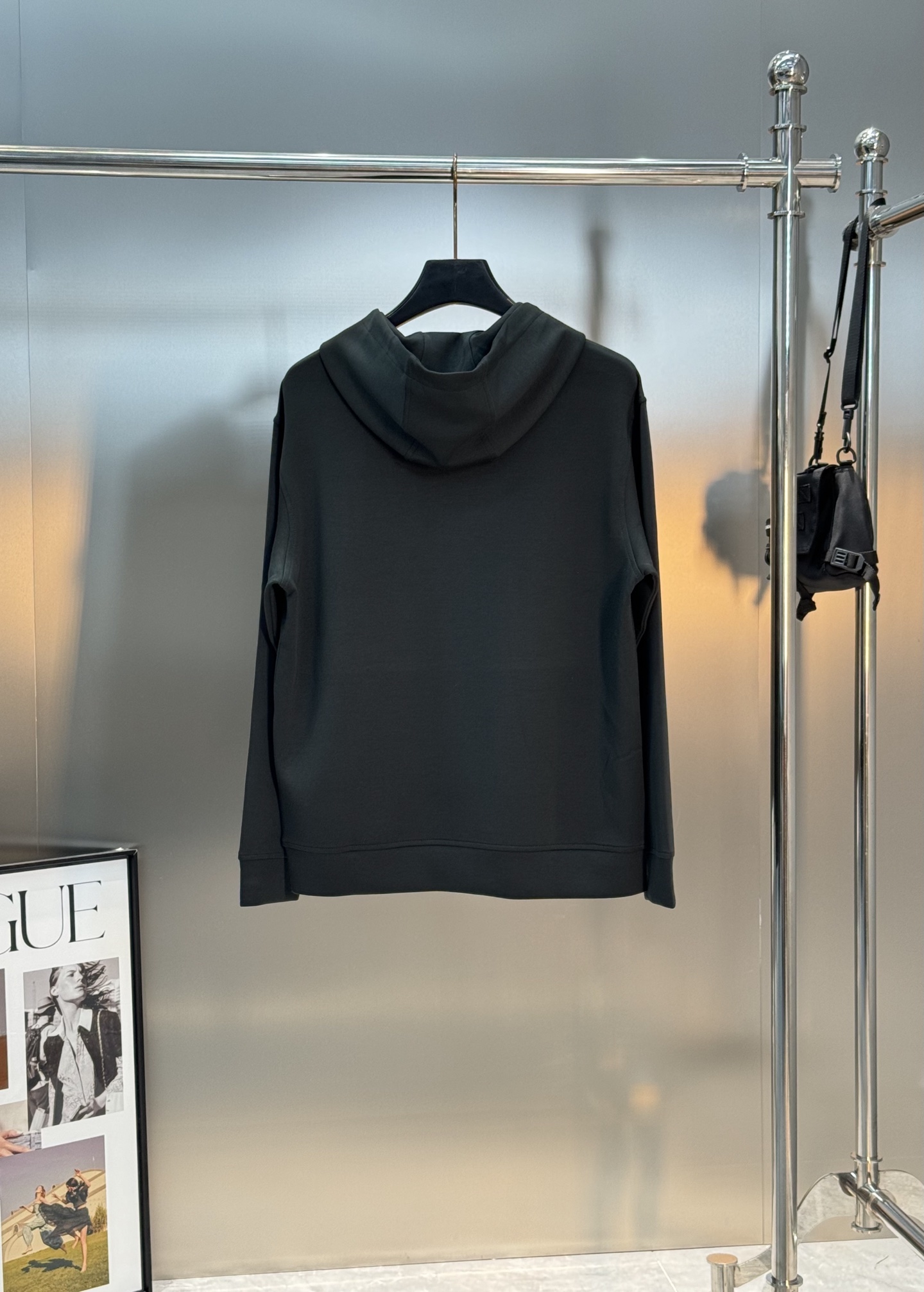 FENDI芬迪新款连帽卫衣，棉莫柔软棉质面料，舒适又保暖，日常穿搭超百搭!正面有经典“FENDI字样+小