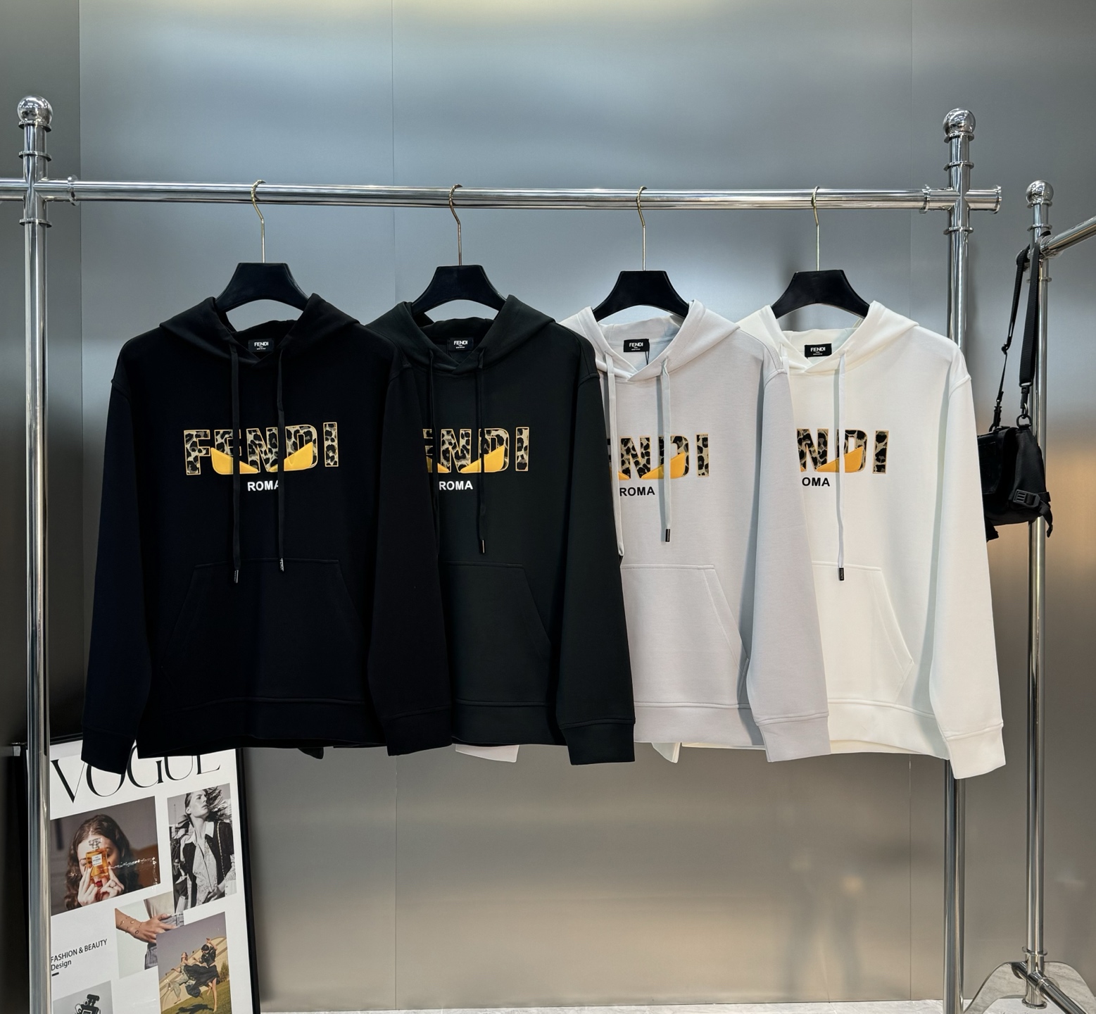 FENDI芬迪新款连帽卫衣，棉莫柔软棉质面料，舒适又保暖，日常穿搭超百搭!正面有经典“FENDI字样+小