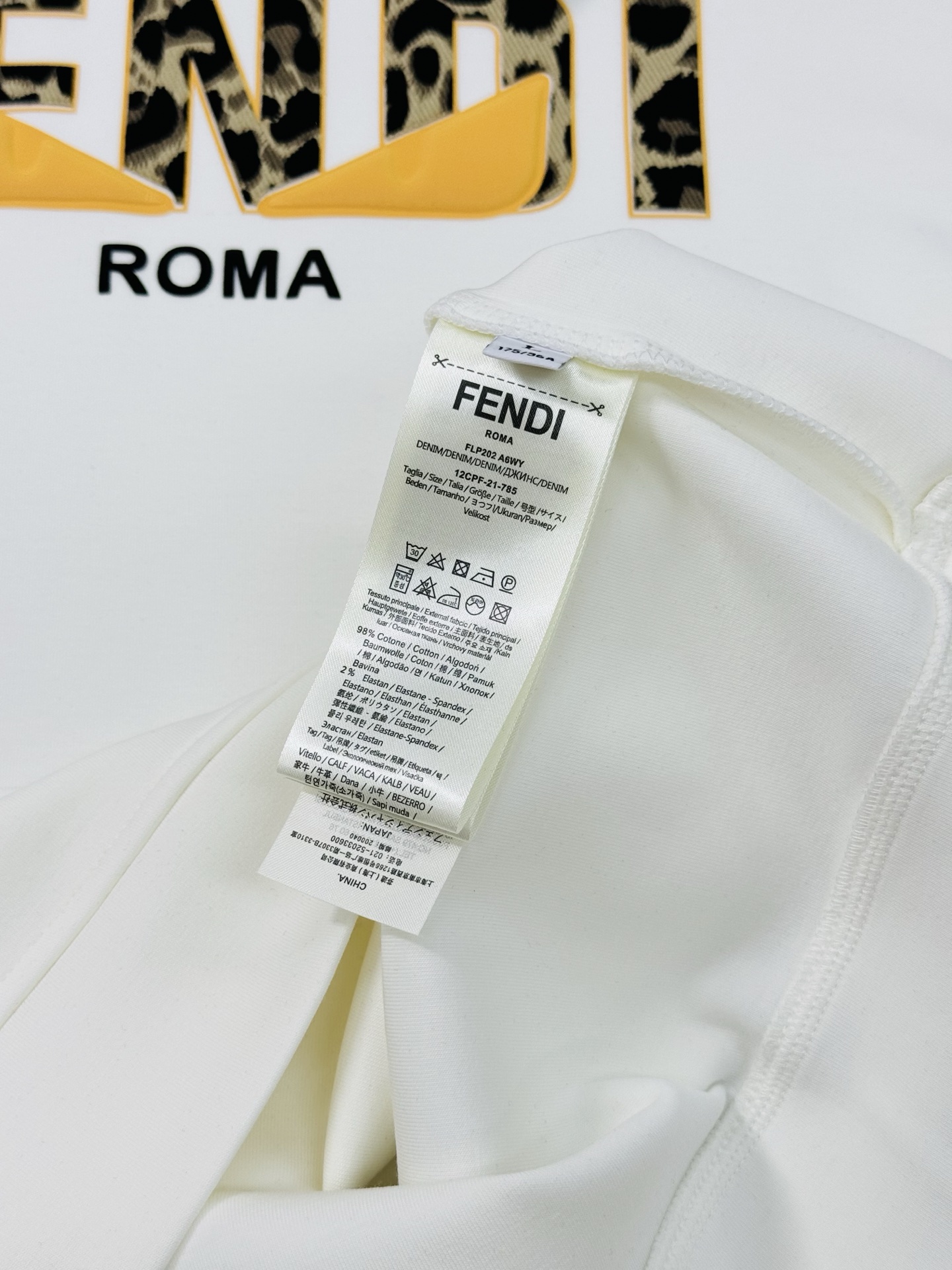 FENDI芬迪新款连帽卫衣，棉莫柔软棉质面料，舒适又保暖，日常穿搭超百搭!正面有经典“FENDI字样+小