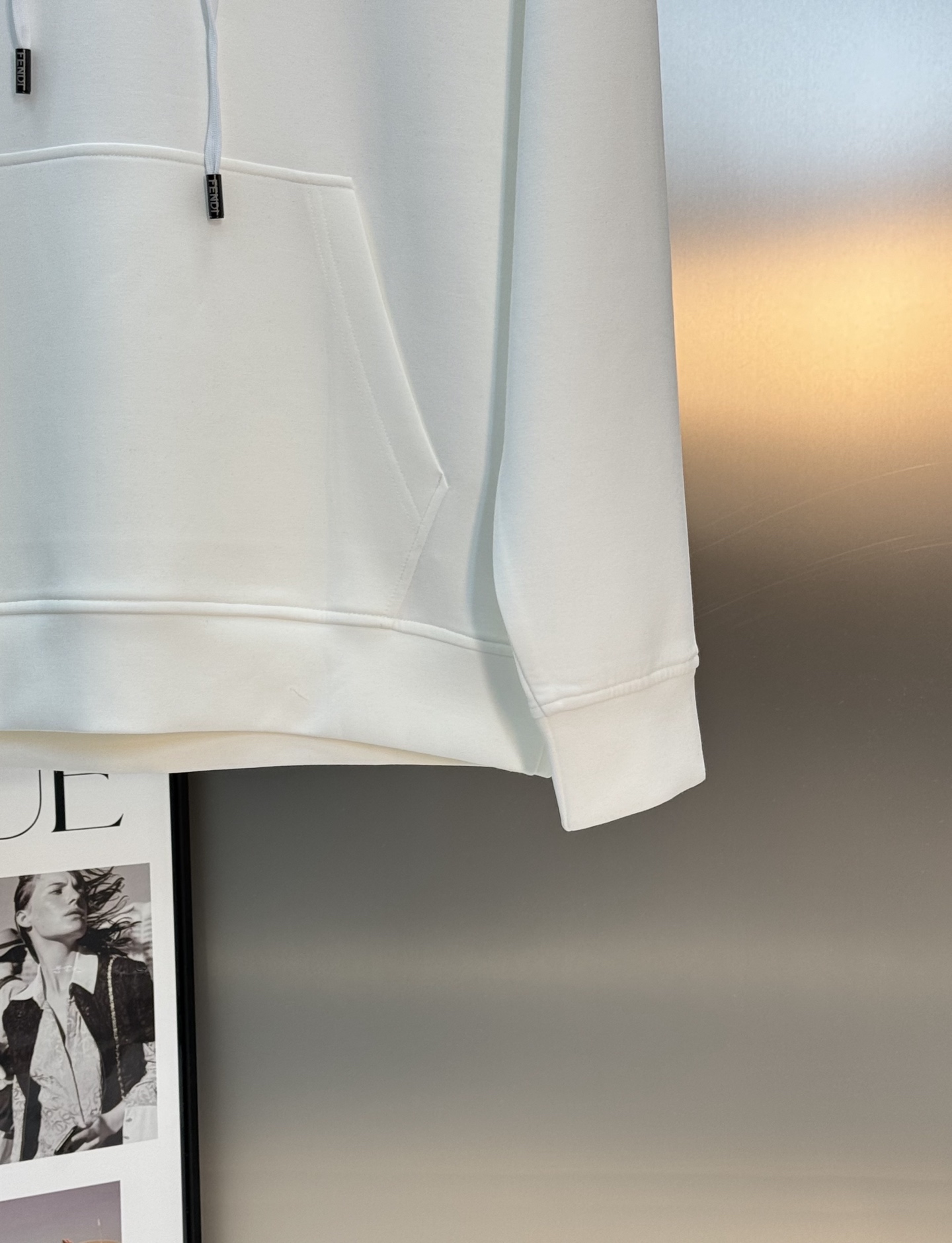 FENDI芬迪新款连帽卫衣，棉莫柔软棉质面料，舒适又保暖，日常穿搭超百搭!正面有经典“FENDI字样+小