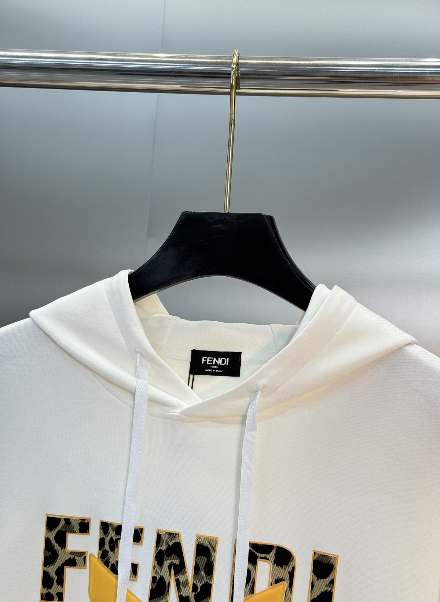 FENDI芬迪新款连帽卫衣，棉莫柔软棉质面料，舒适又保暖，日常穿搭超百搭!正面有经典“FENDI字样+小