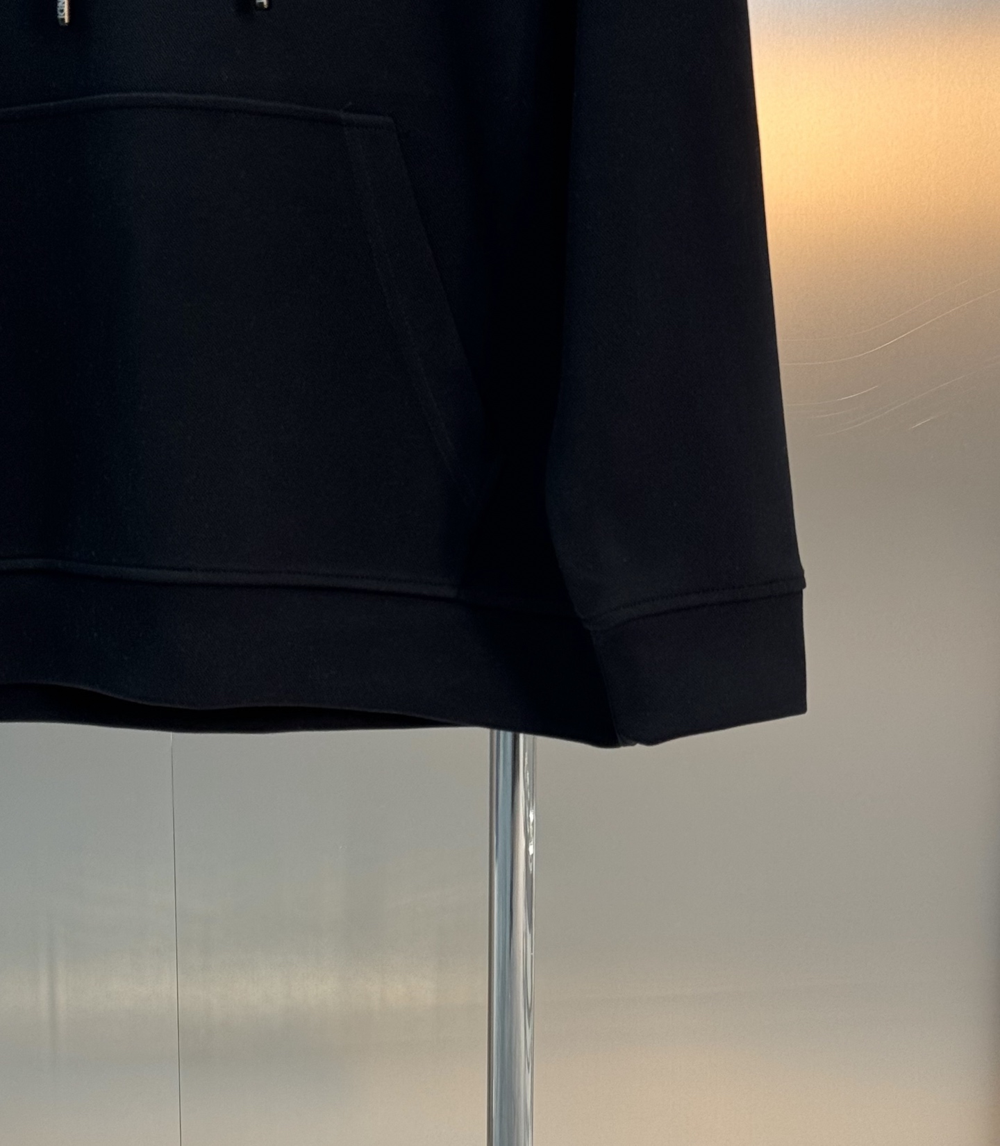 Fendi芬迪新款连帽卫衣，超舒适天丝面料.穿着舒适又透气!正面“FENDI”字母+黄色小怪兽图案，品牌