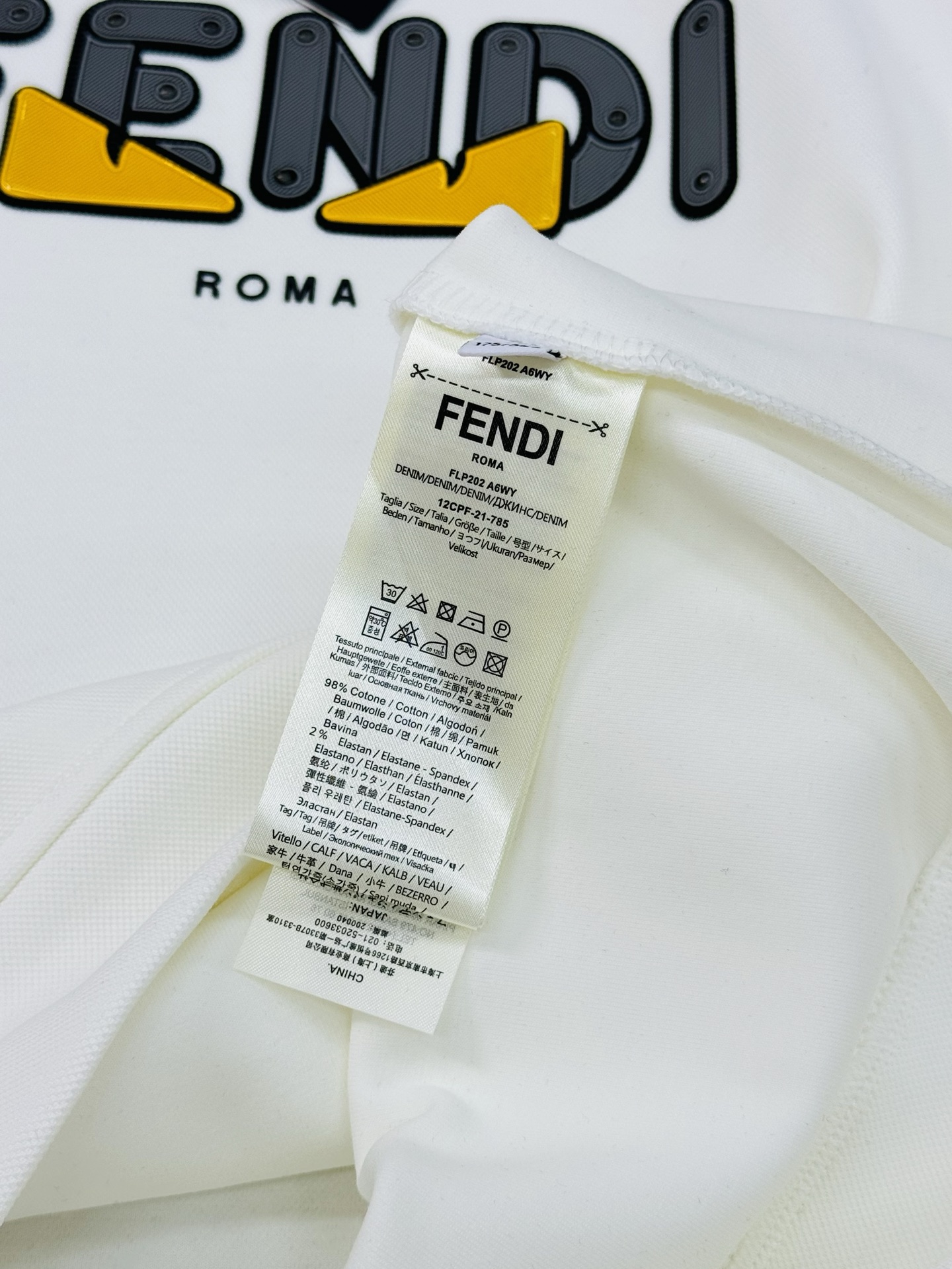 Fendi芬迪新款连帽卫衣，超舒适天丝面料.穿着舒适又透气!正面“FENDI”字母+黄色小怪兽图案，品牌