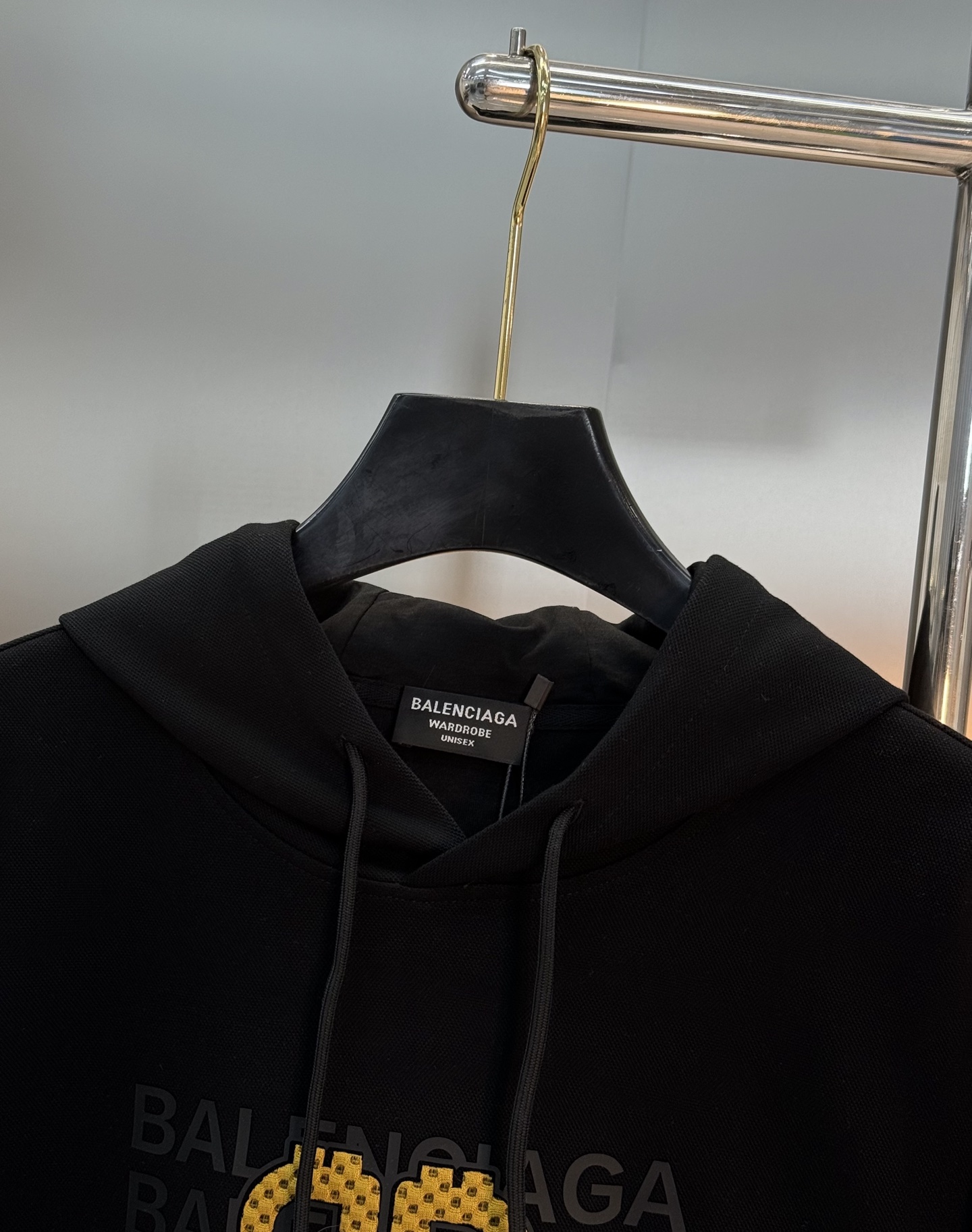 Bakenciaga巴黎世家新款连帽卫衣.正面黄色“BB”字母立体烫画设计.简约又有辨识度✨。宽松OS版