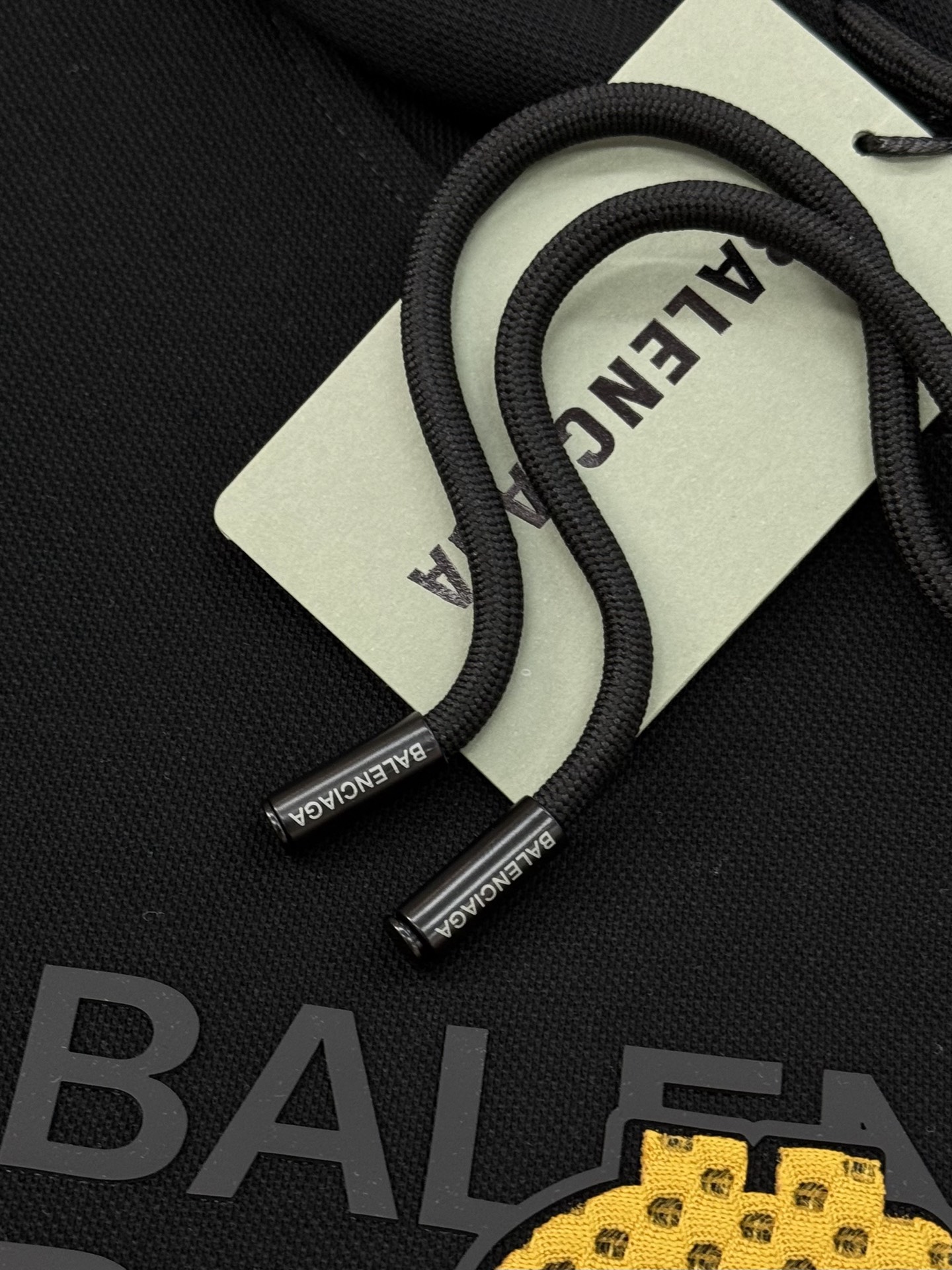 Bakenciaga巴黎世家新款连帽卫衣.正面黄色“BB”字母立体烫画设计.简约又有辨识度✨。宽松OS版