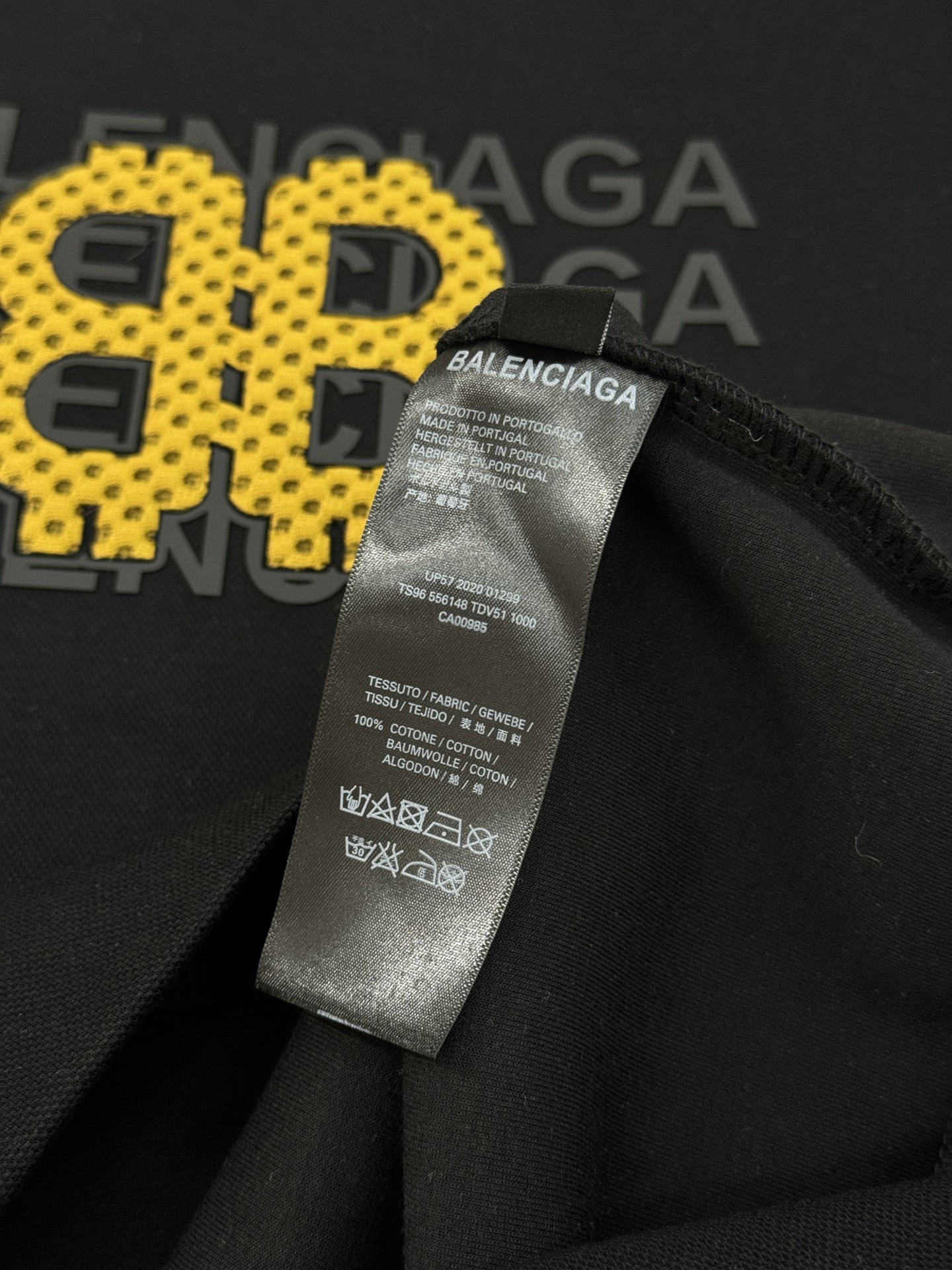 Bakenciaga巴黎世家新款连帽卫衣.正面黄色“BB”字母立体烫画设计.简约又有辨识度✨。宽松OS版