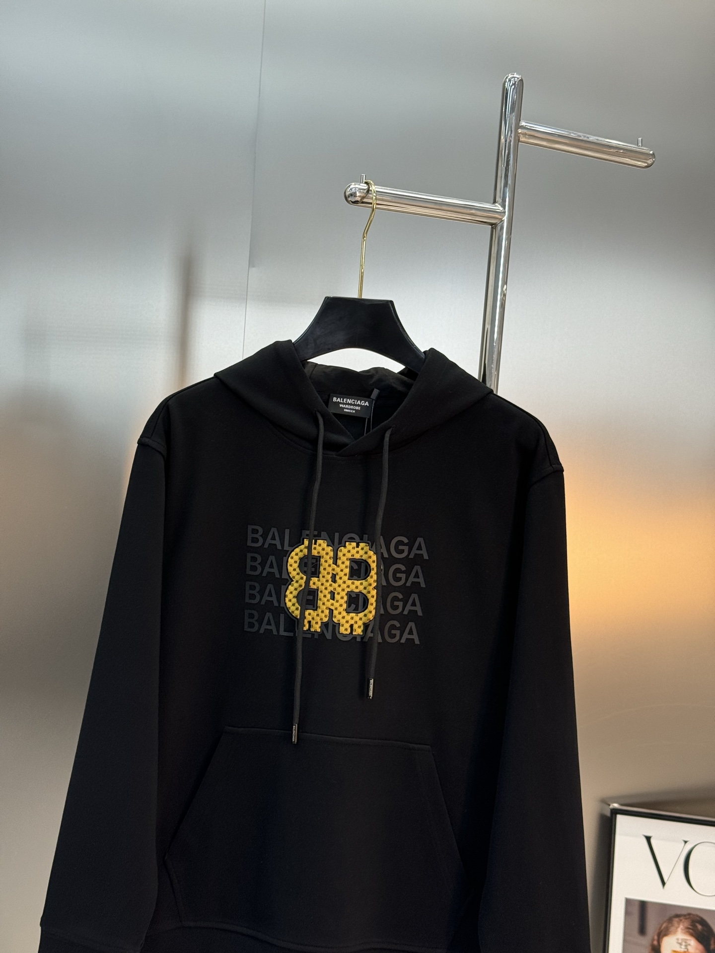Bakenciaga巴黎世家新款连帽卫衣.正面黄色“BB”字母立体烫画设计.简约又有辨识度✨。宽松OS版