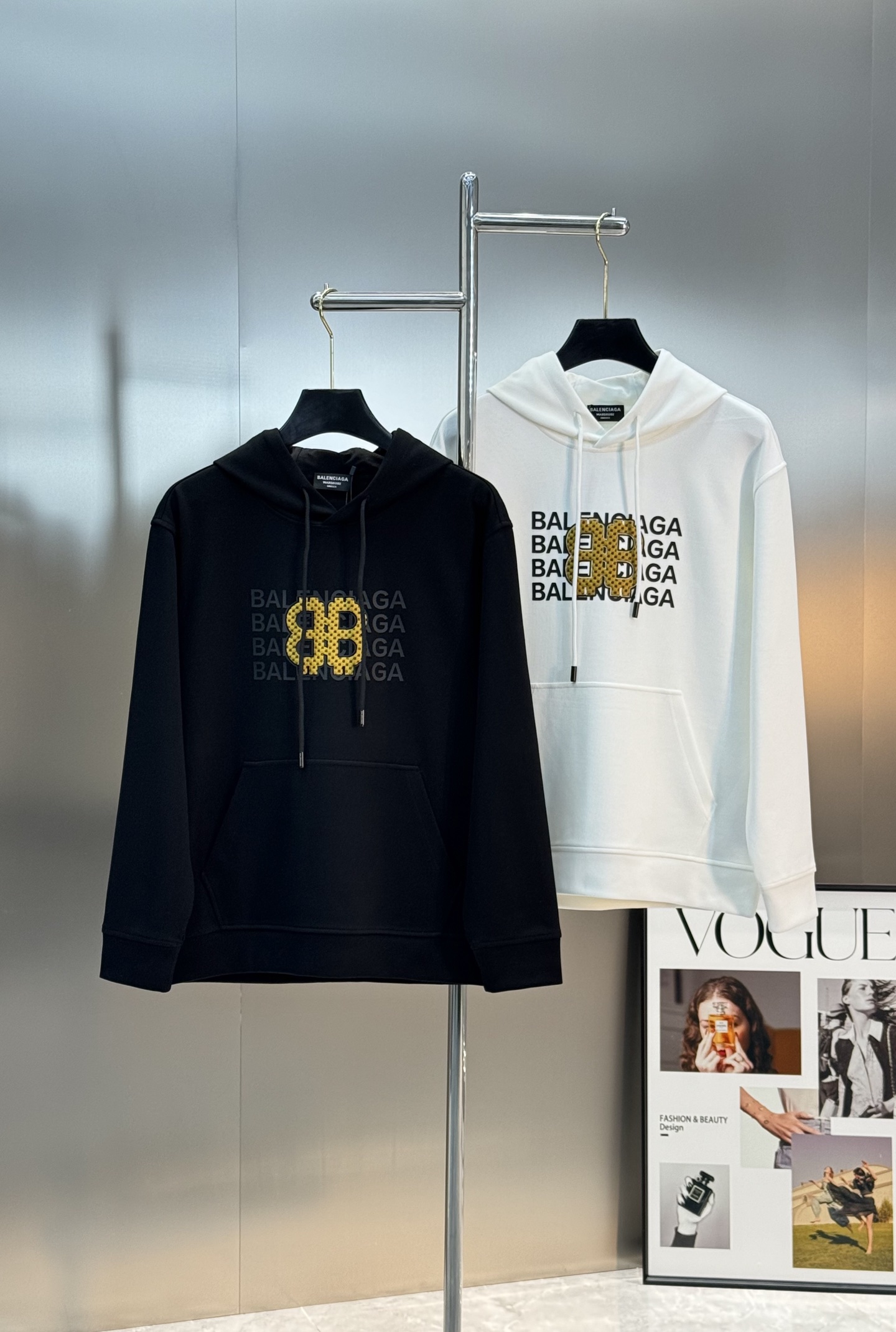 Bakenciaga巴黎世家新款连帽卫衣.正面黄色“BB”字母立体烫画设计.简约又有辨识度✨。宽松OS版