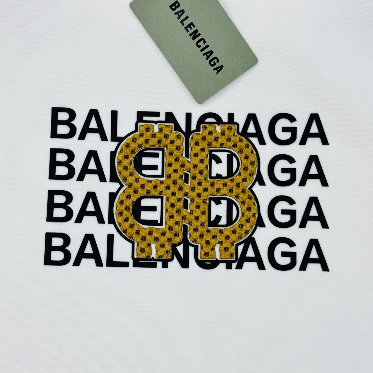 Bakenciaga巴黎世家新款连帽卫衣.正面黄色“BB”字母立体烫画设计.简约又有辨识度✨。宽松OS版