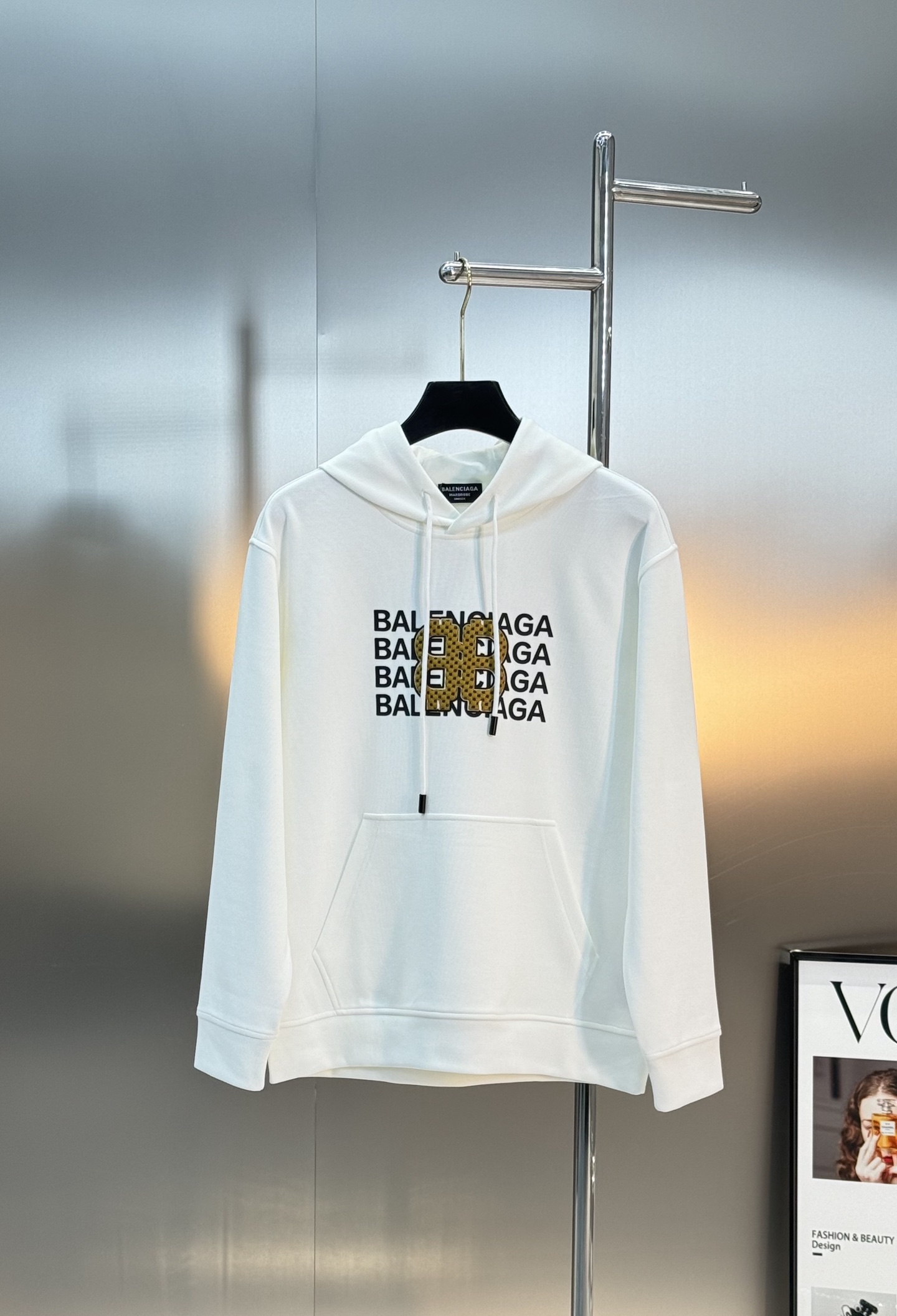 Bakenciaga巴黎世家新款连帽卫衣.正面黄色“BB”字母立体烫画设计.简约又有辨识度✨。宽松OS版