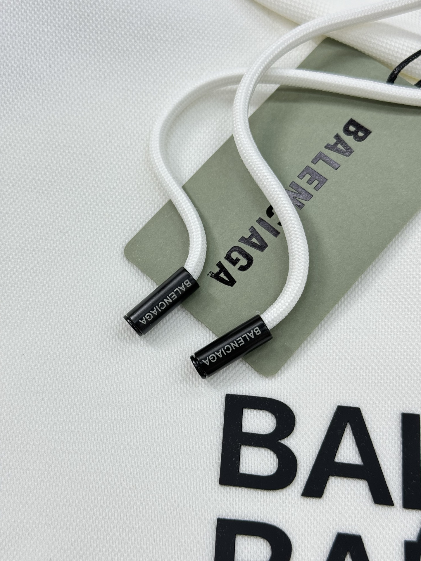 Bakenciaga巴黎世家新款连帽卫衣.正面黄色“BB”字母立体烫画设计.简约又有辨识度✨。宽松OS版