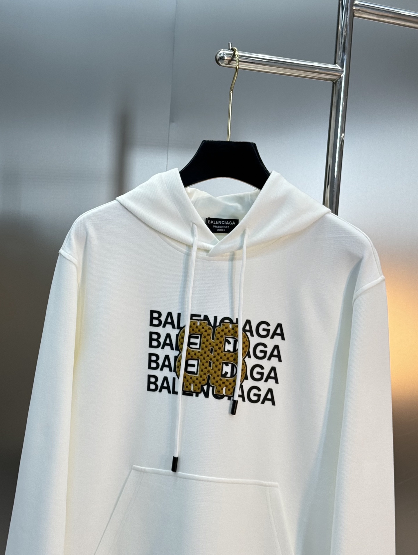 Bakenciaga巴黎世家新款连帽卫衣.正面黄色“BB”字母立体烫画设计.简约又有辨识度✨。宽松OS版