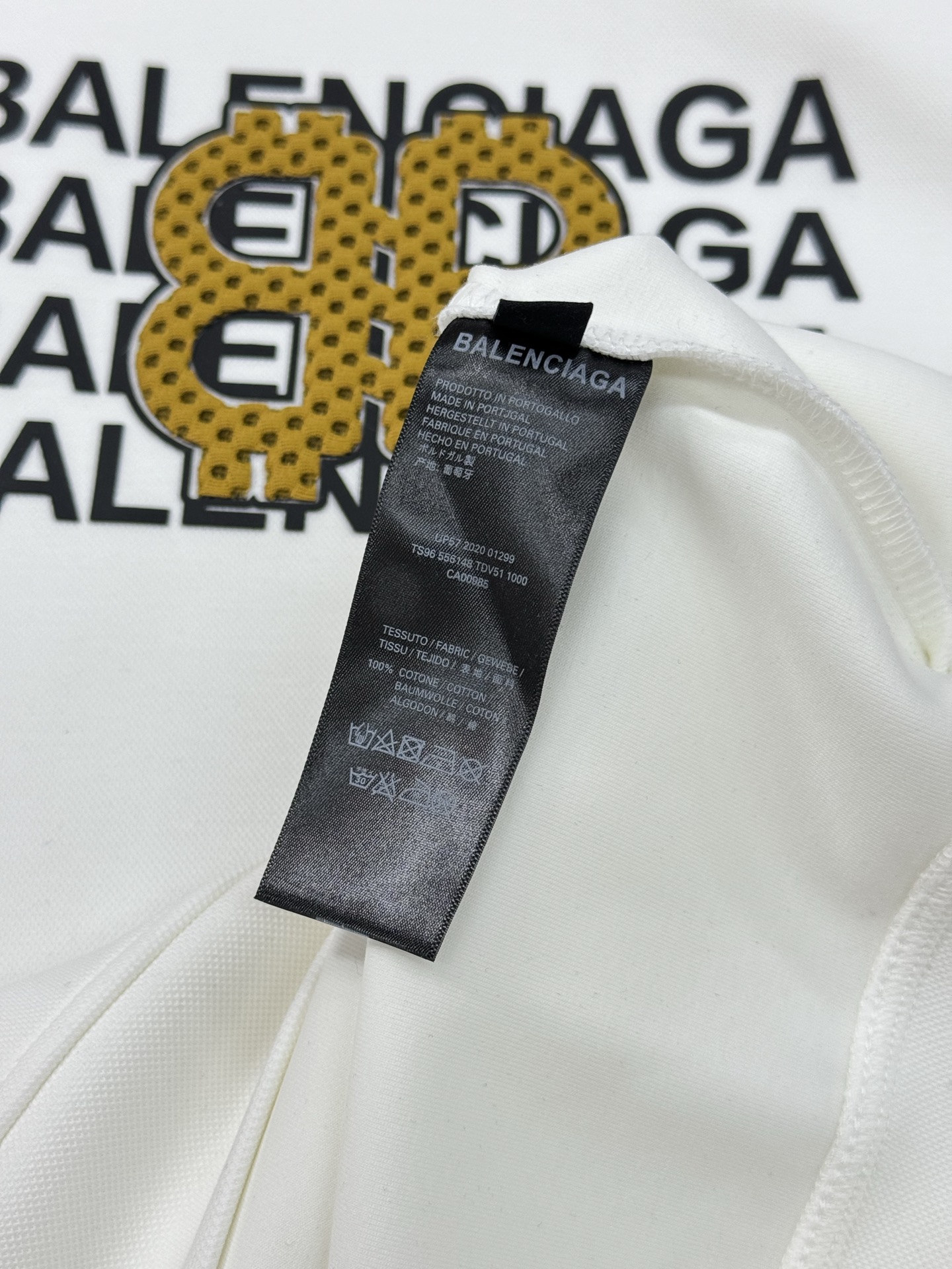 Bakenciaga巴黎世家新款连帽卫衣.正面黄色“BB”字母立体烫画设计.简约又有辨识度✨。宽松OS版