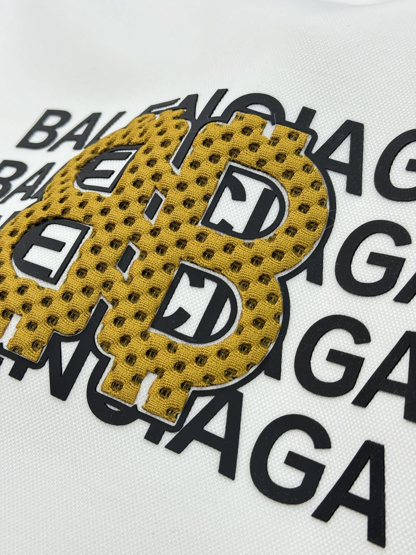 Bakenciaga巴黎世家新款连帽卫衣.正面黄色“BB”字母立体烫画设计.简约又有辨识度✨。宽松OS版