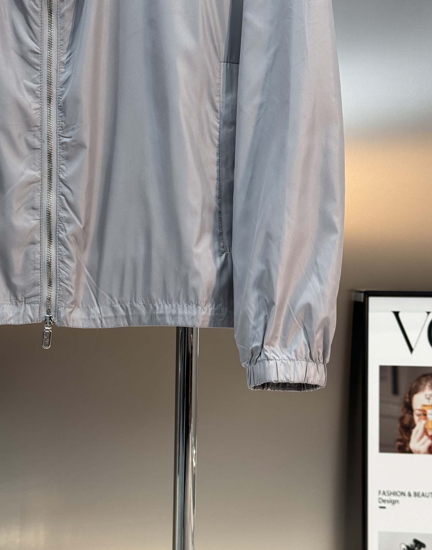 Fendi芬迪春款外套，男女同款！属于时尚服饰范畴。外套采用灰色材质，表面光滑有光泽，内衬带有Fendi