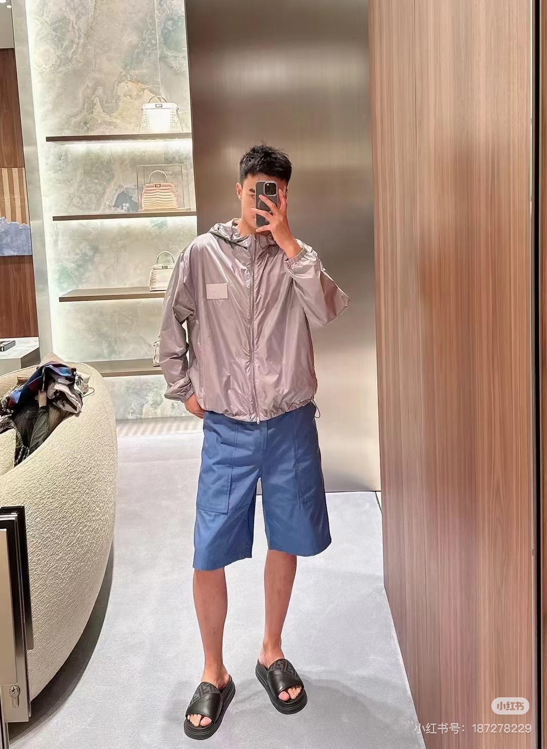 Fendi芬迪春款外套，男女同款！属于时尚服饰范畴。外套采用灰色材质，表面光滑有光泽，内衬带有Fendi