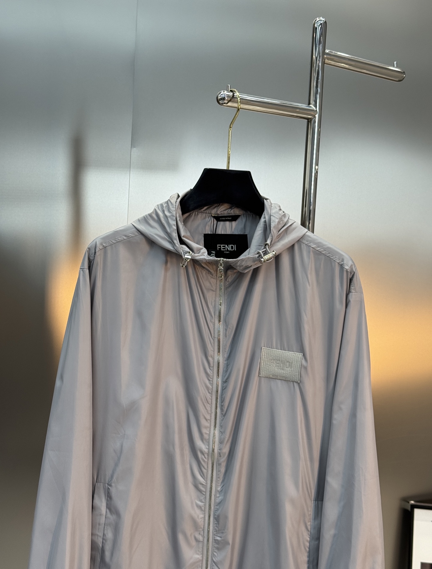 Fendi芬迪春款外套，男女同款！属于时尚服饰范畴。外套采用灰色材质，表面光滑有光泽，内衬带有Fendi