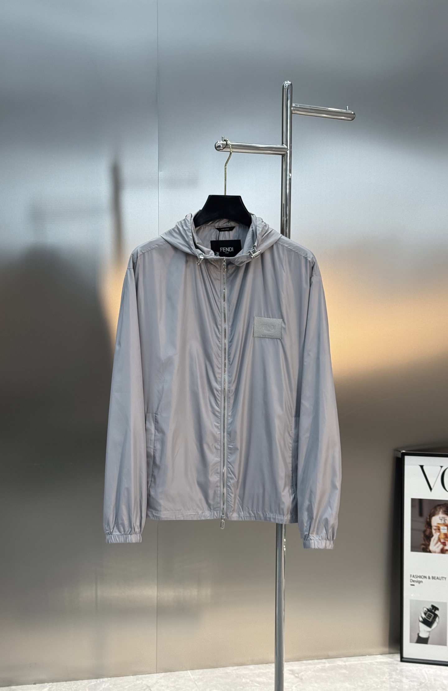 Fendi芬迪春款外套，男女同款！属于时尚服饰范畴。外套采用灰色材质，表面光滑有光泽，内衬带有Fendi