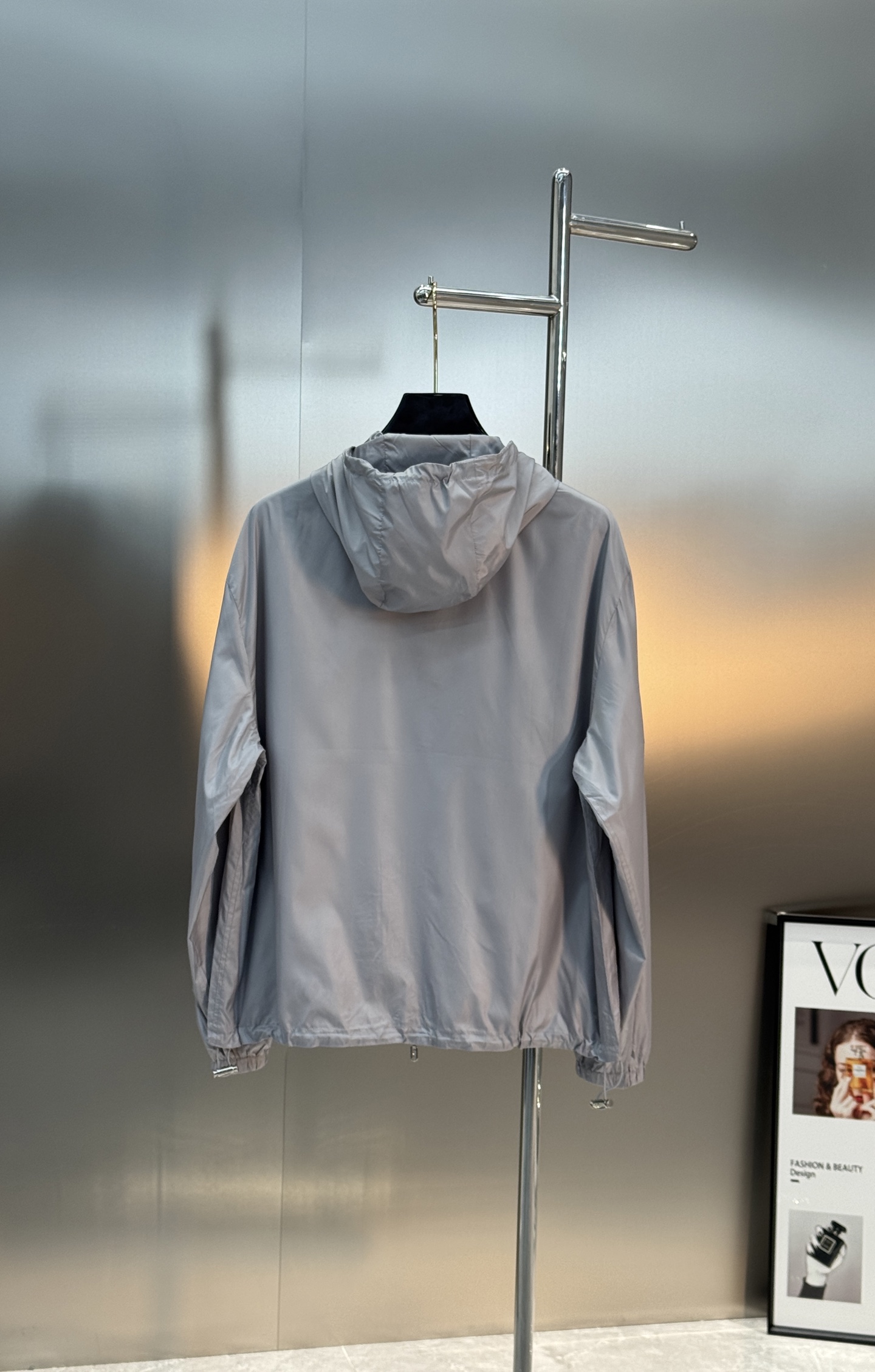 Fendi芬迪春款外套，男女同款！属于时尚服饰范畴。外套采用灰色材质，表面光滑有光泽，内衬带有Fendi