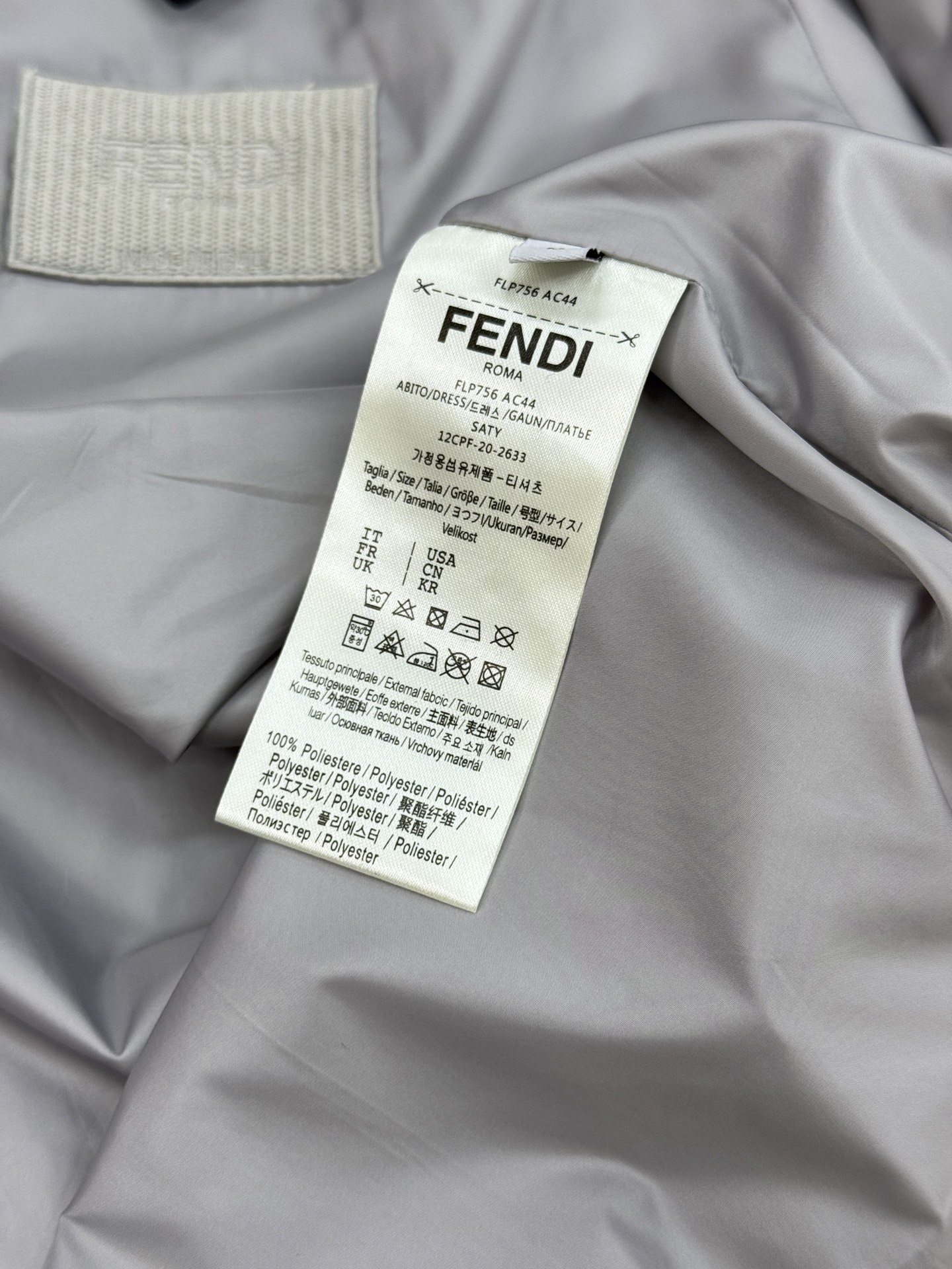 Fendi芬迪春款外套，男女同款！属于时尚服饰范畴。外套采用灰色材质，表面光滑有光泽，内衬带有Fendi