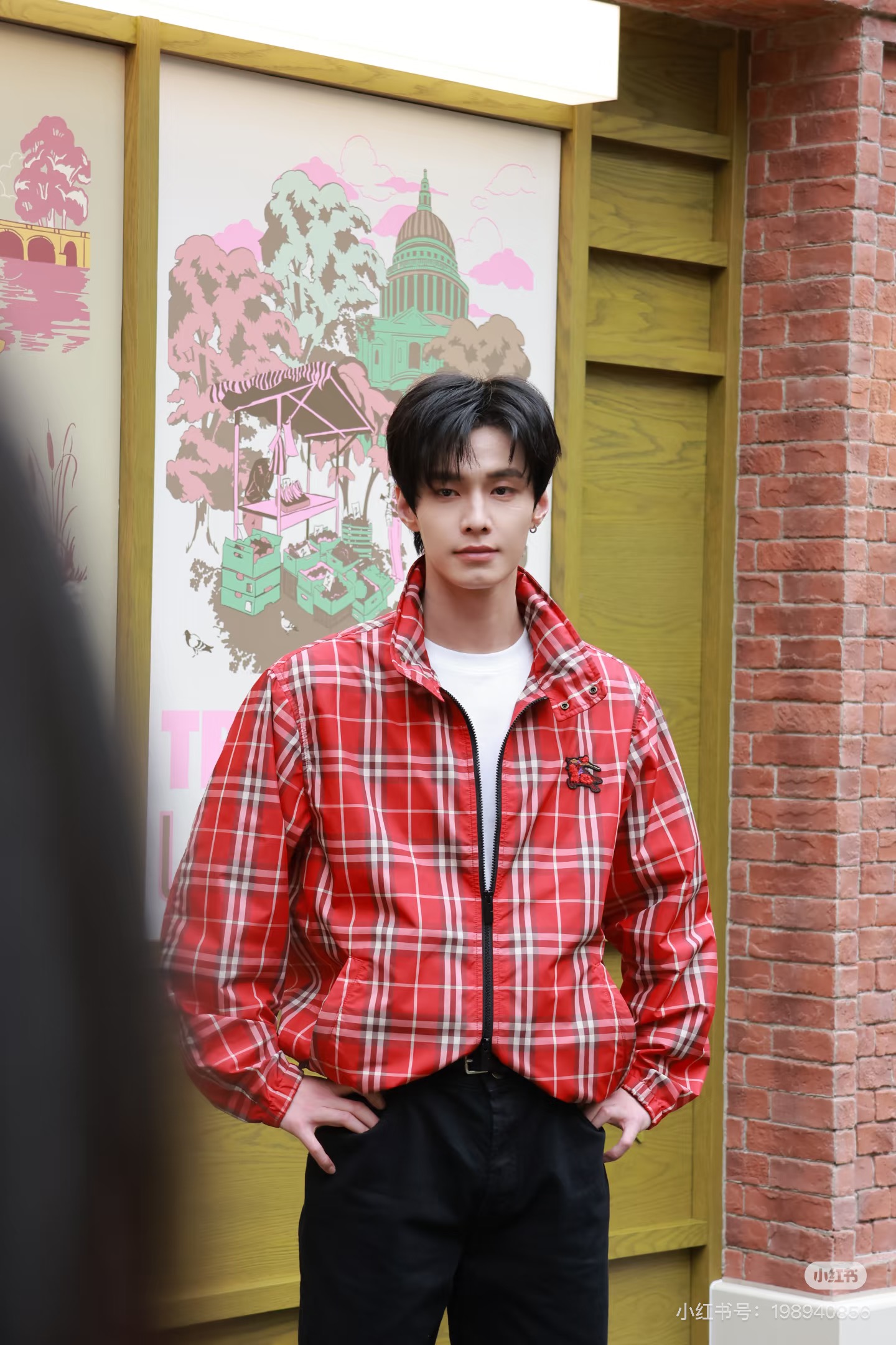 Burberry红格纹外套❤️巴宝莉2026马年限定红格纹外套，经典格纹+蜡笔红，节日氛围感拉满!轻量面