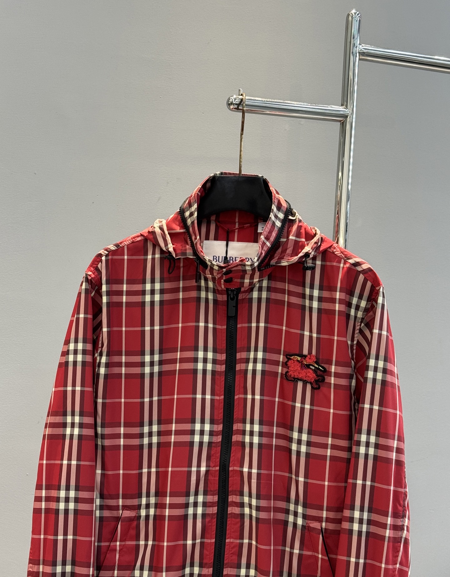 Burberry红格纹外套❤️巴宝莉2026马年限定红格纹外套，经典格纹+蜡笔红，节日氛围感拉满!轻量面